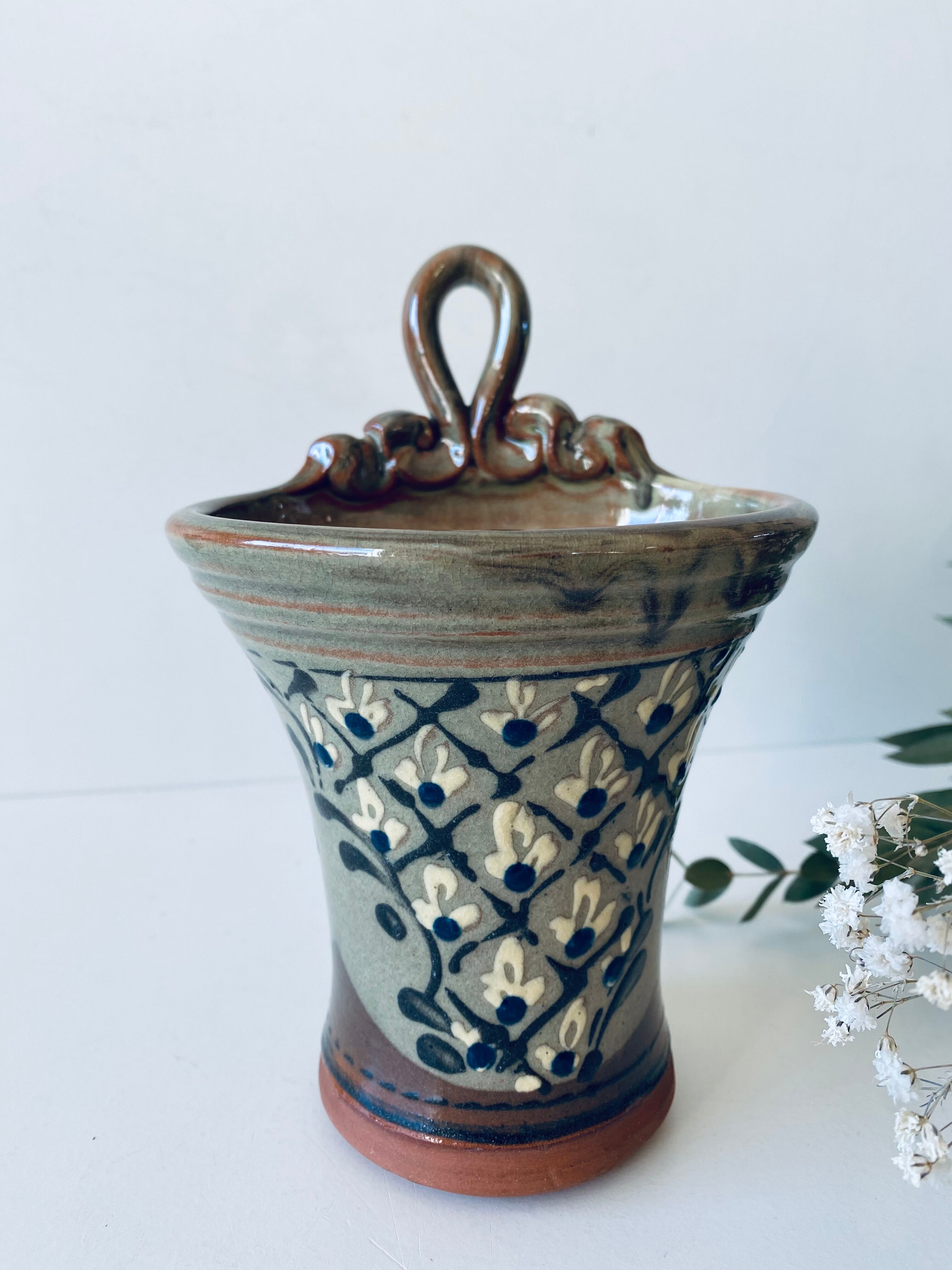 Wall-mounted or laying kitchen pot