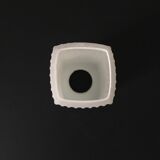 Tulipe fusée en verre dépoli blanc avec stries sur la longueur. Forme carrée.