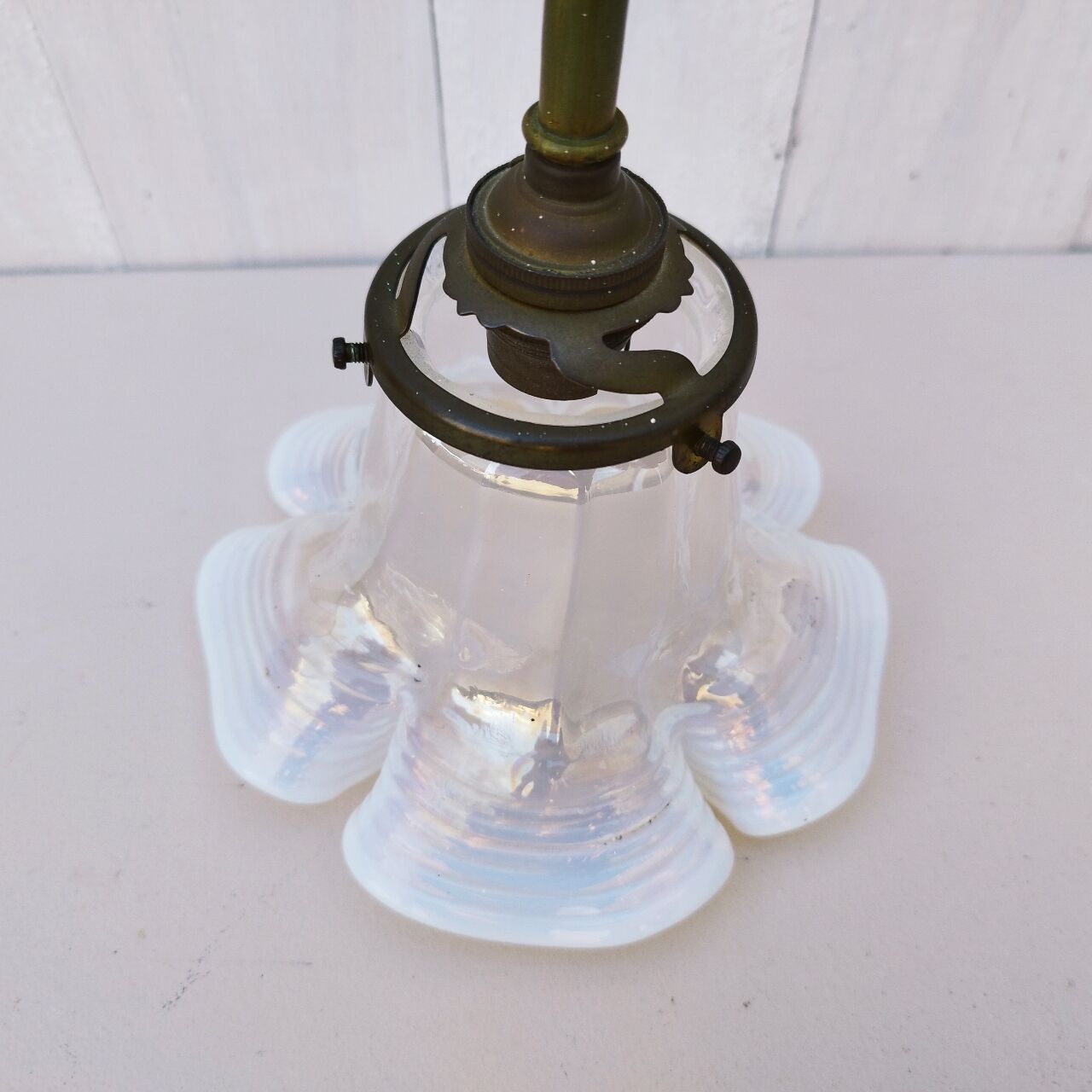 Opalescent tulip gooseneck wall lamp