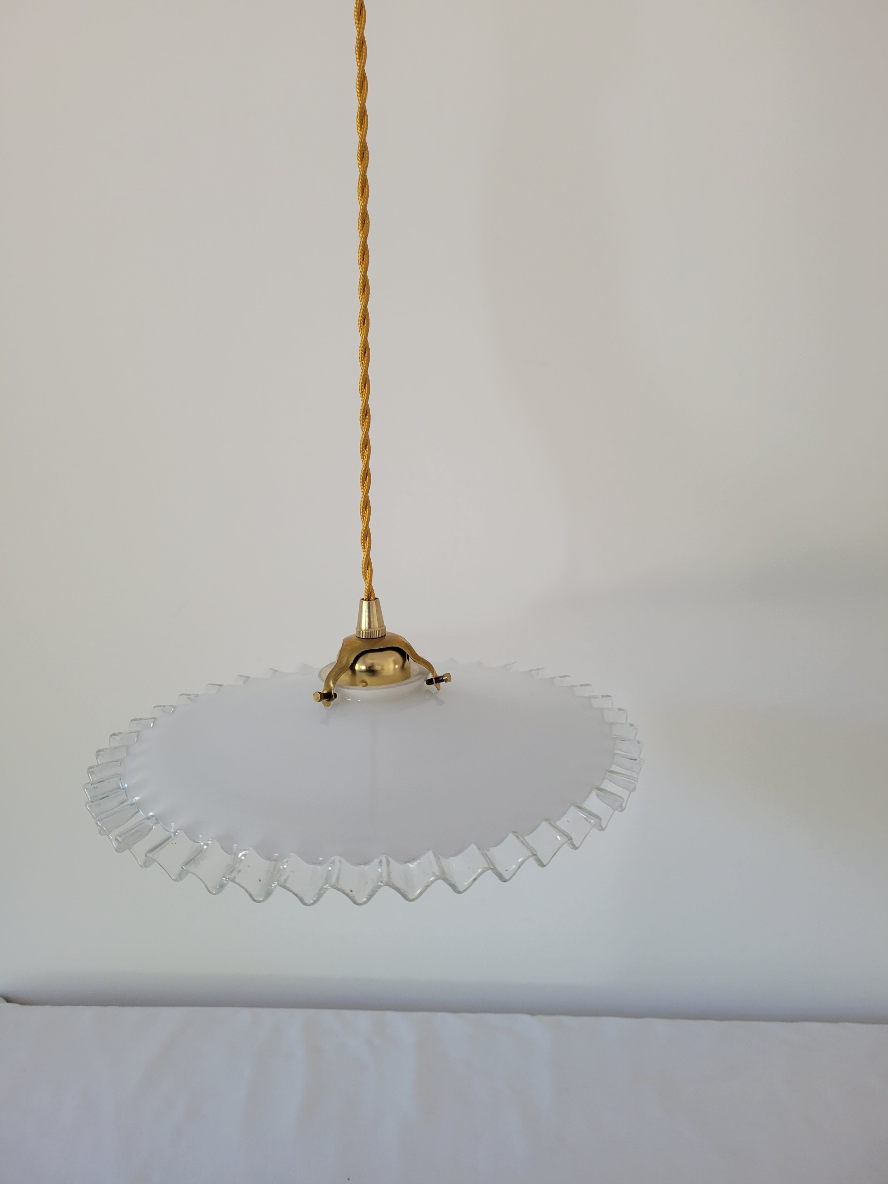 Serrated opaline suspension