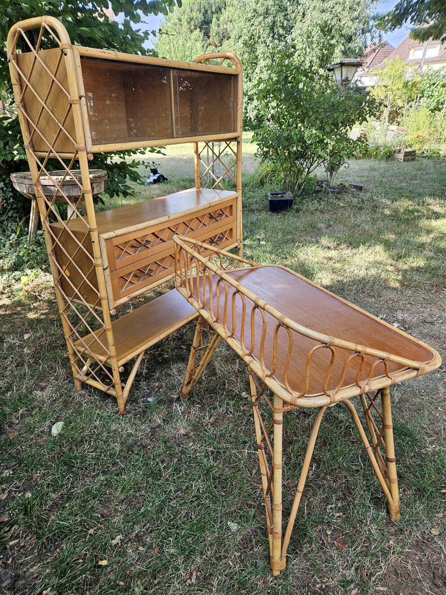 Rattan bamboo display shelf + vintage desk from the 50s-60s-70s.