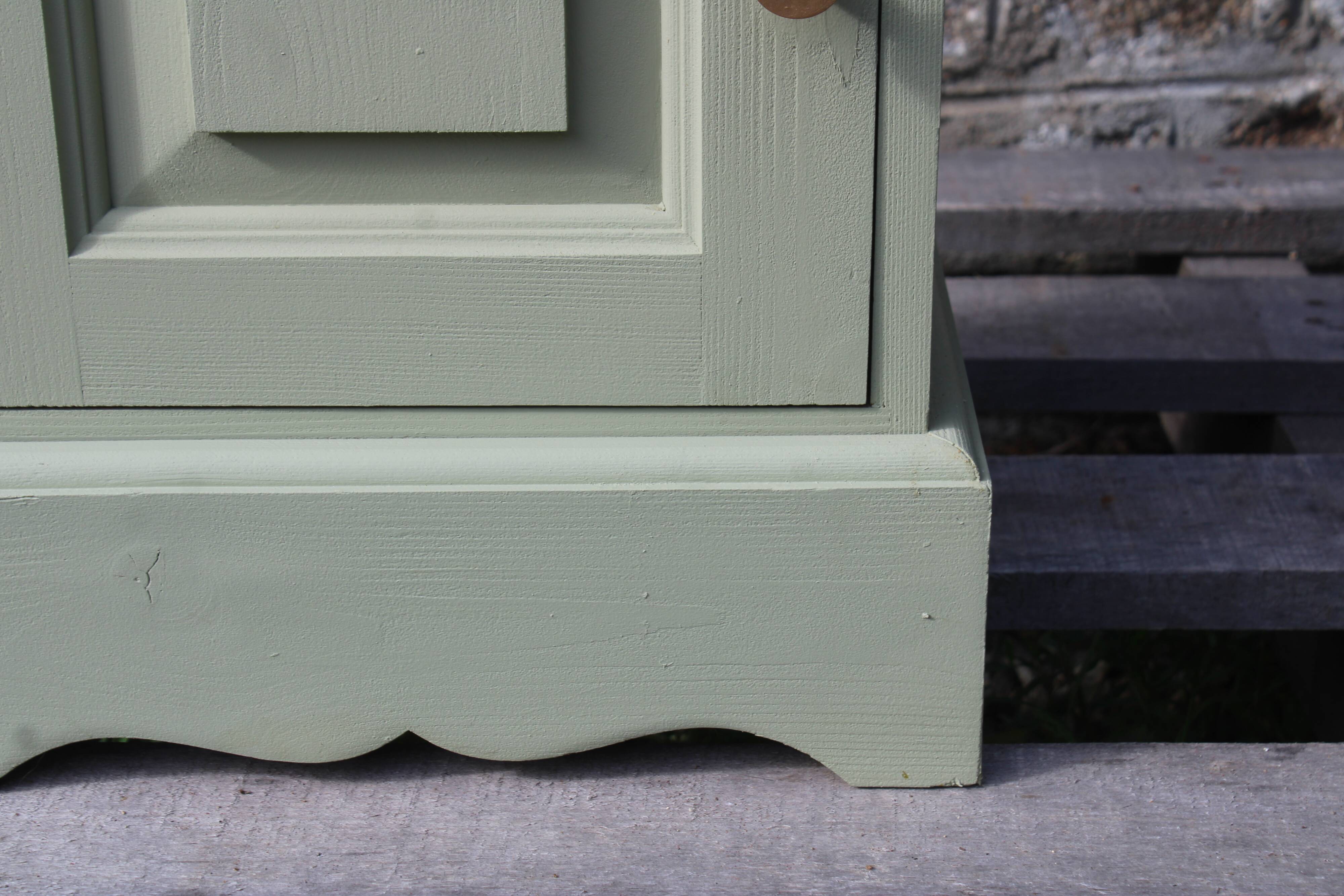Chevet vintage en pin rénové – Vert Lézard Pure & Paint – Plateau bois natu
