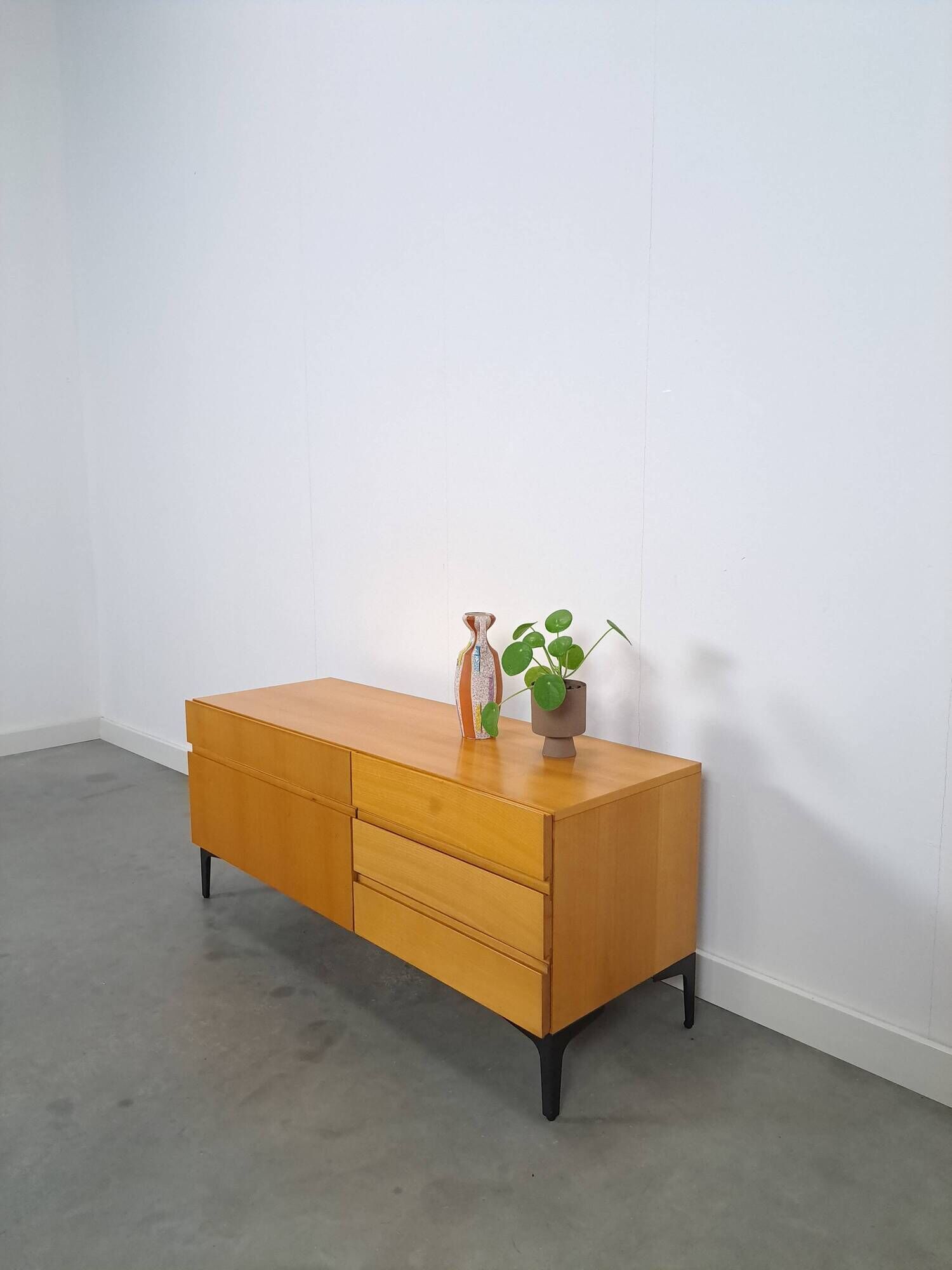 Fineer tv meubel dressoir met lades en zwart stalen poten