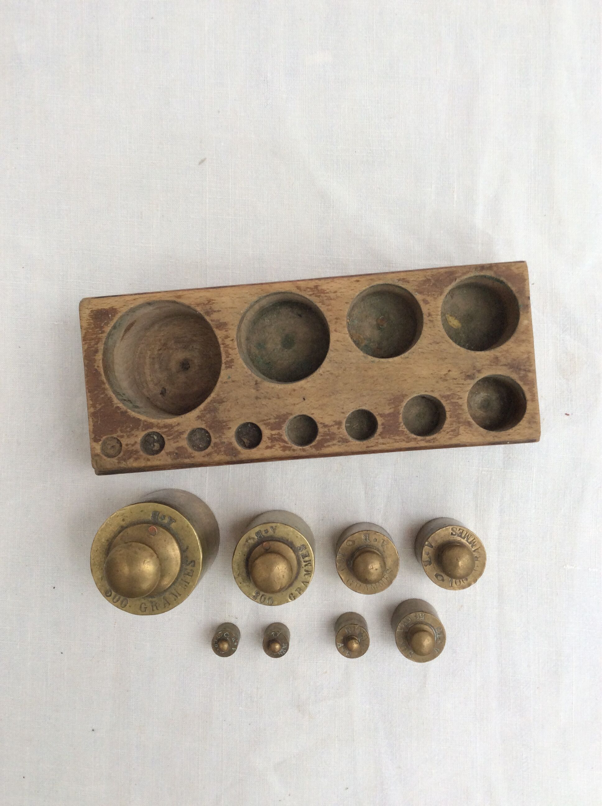 Vintage brass scale weight lacks 4 weights