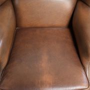 Ensemble de 2 fauteuils à oreilles en cuir de vache de style anglais.