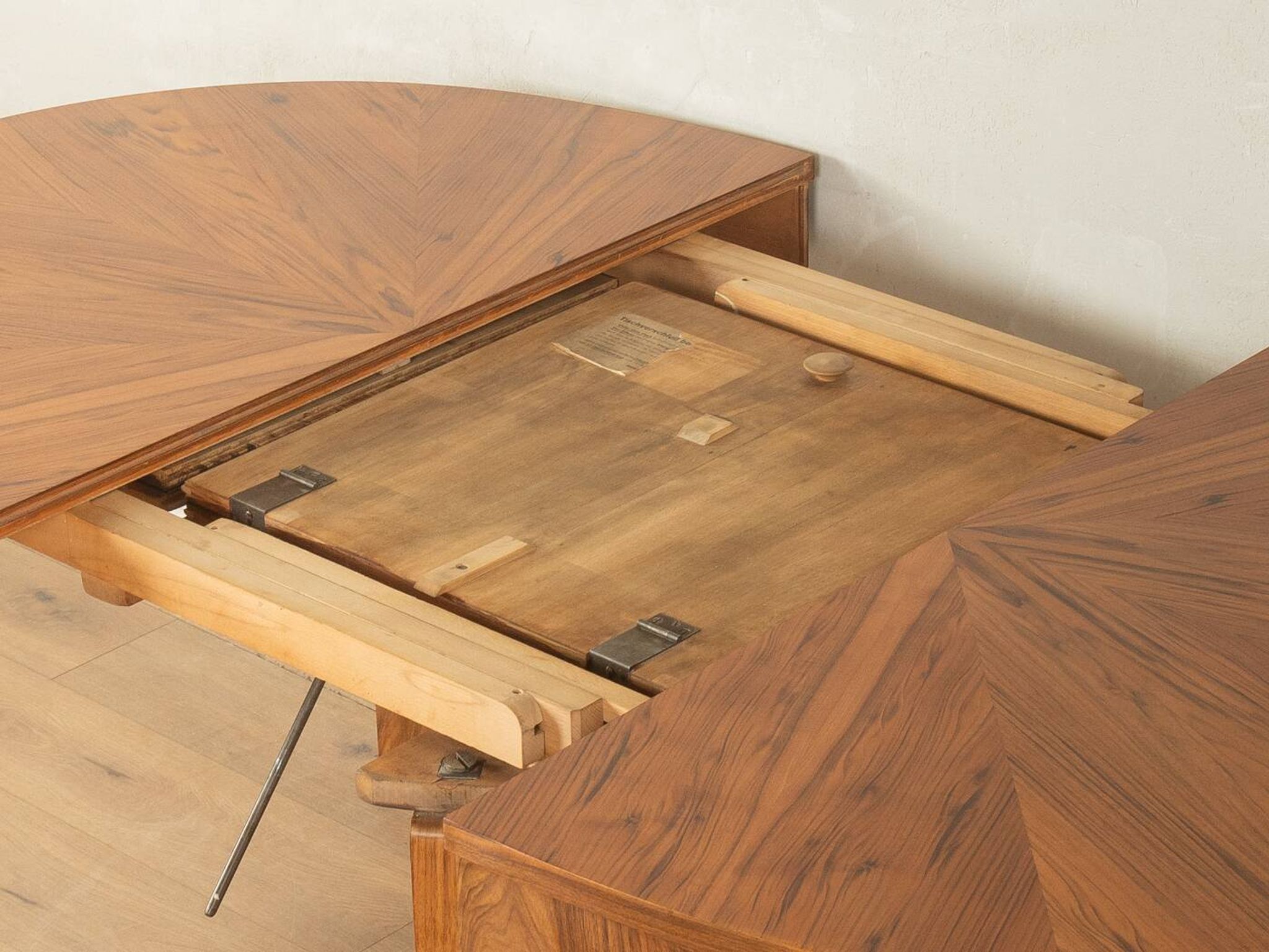 Table à manger extensible élégante par Ruscheweyh, années 1930, noyer