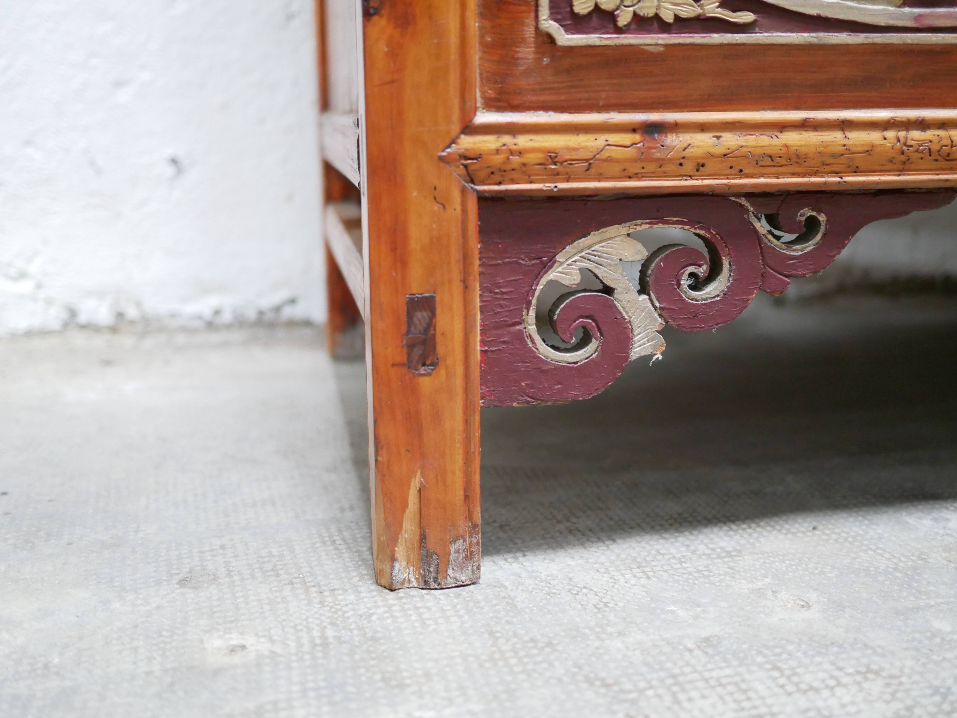 Armoire de mariage chinoise ancienne en orme sculpté et laqué – École de Ni