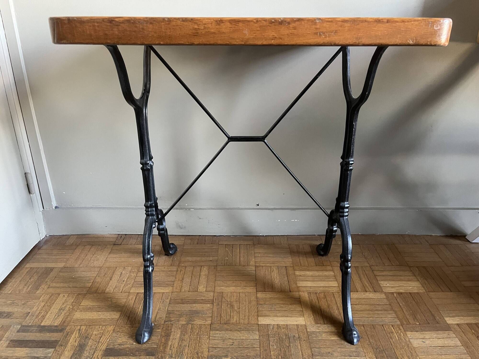 Superb square table made of solid oak from the 1960s, with a cast iron bistro base.