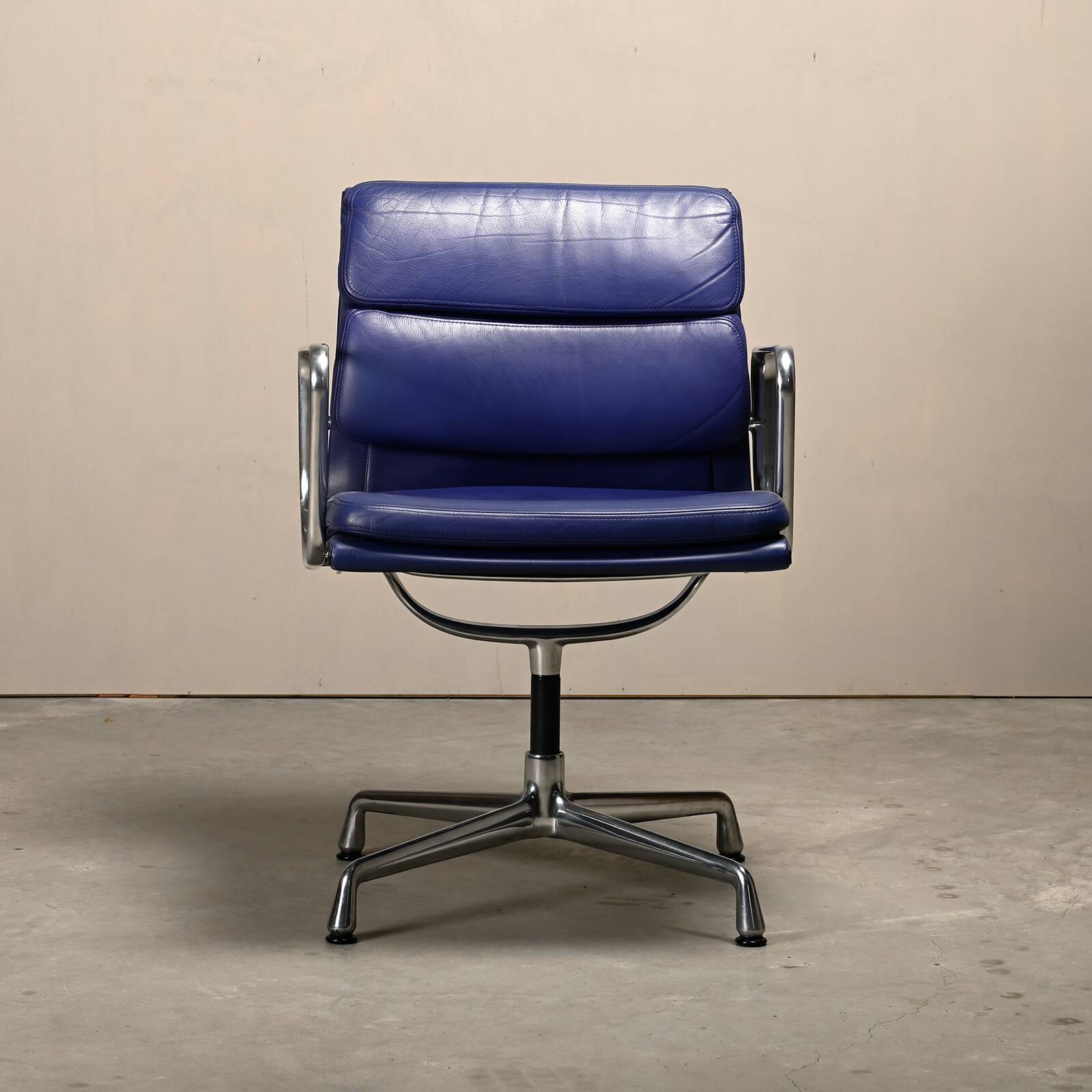 Charles & Ray Eames EA208 Chair in polished aluminum and Indigo blue leather