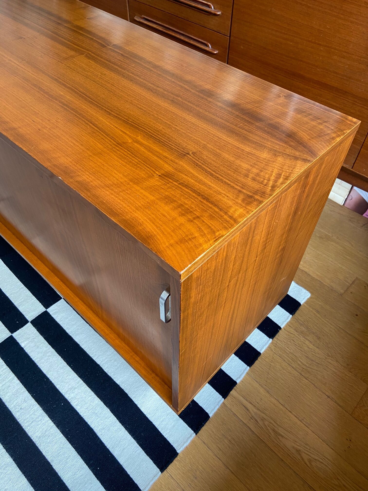 Teak veneer sideboard 80's