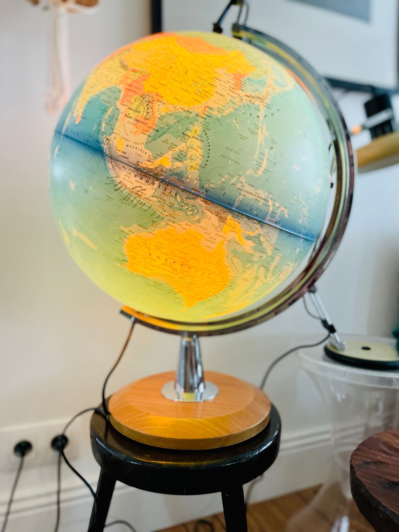 Globe terrestre lumineux vintage