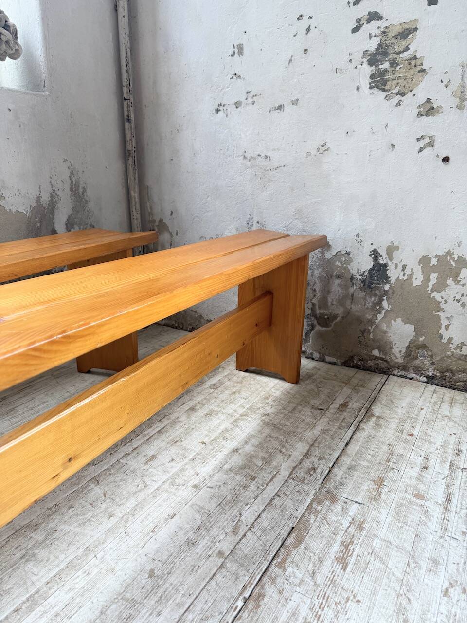 Paire de bancs en pin Charlotte Perriand Les arcs