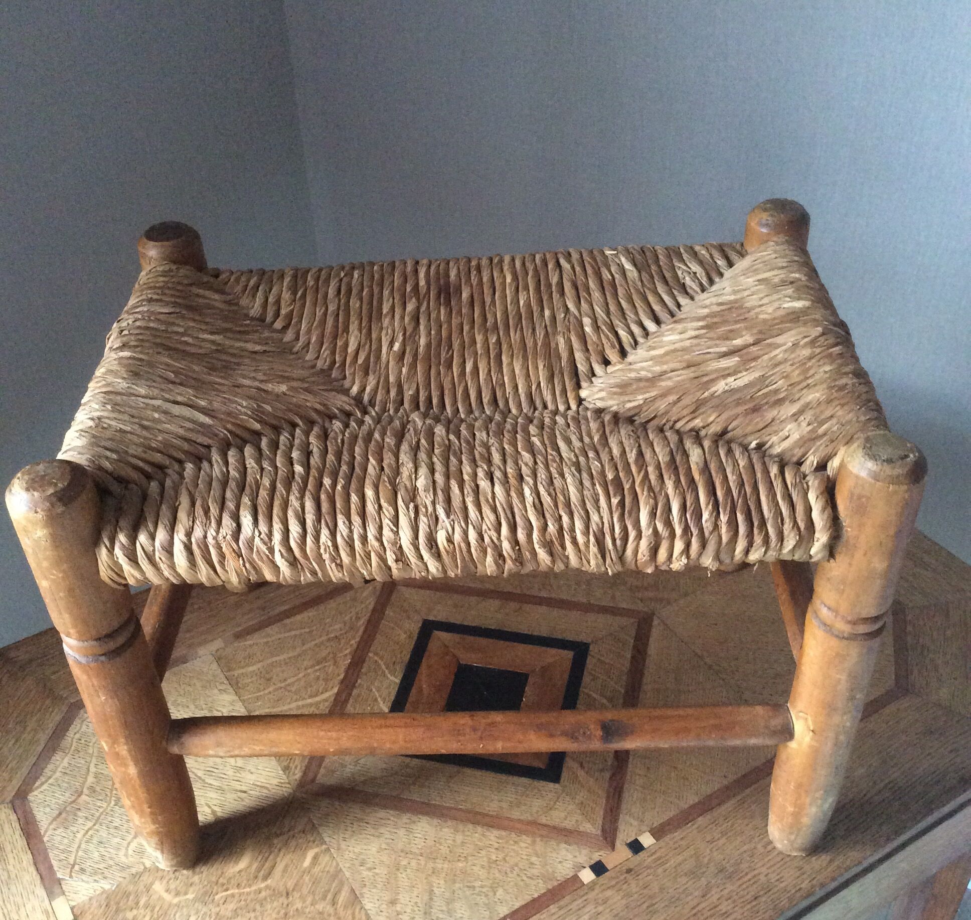 Duo de repose-pieds en bois et paille