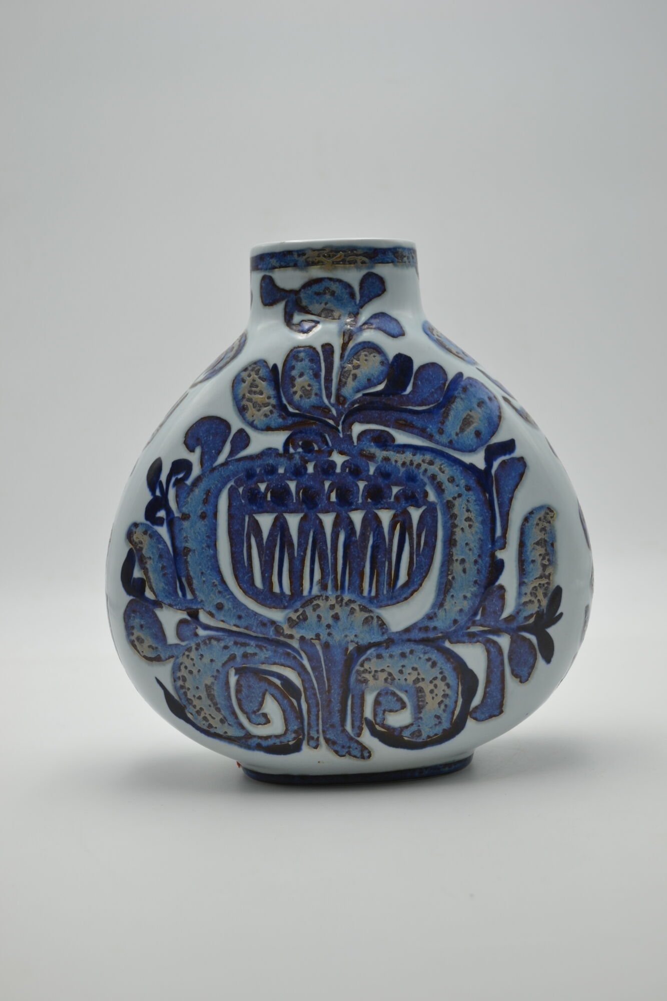 Vase en faïence de la série Tenera de Kari Christensen pour Aluminia