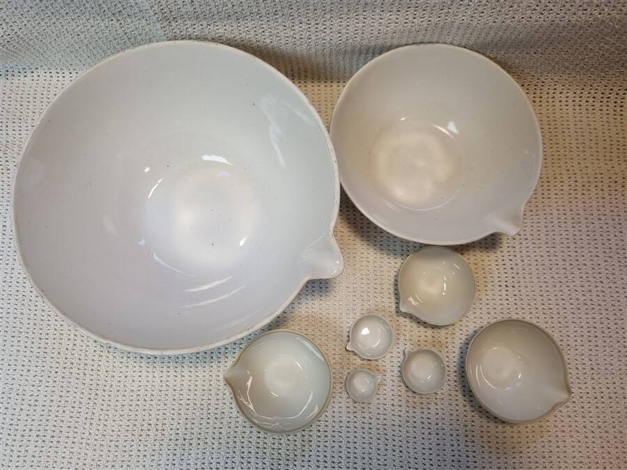 Set of 8 kitchen bowls