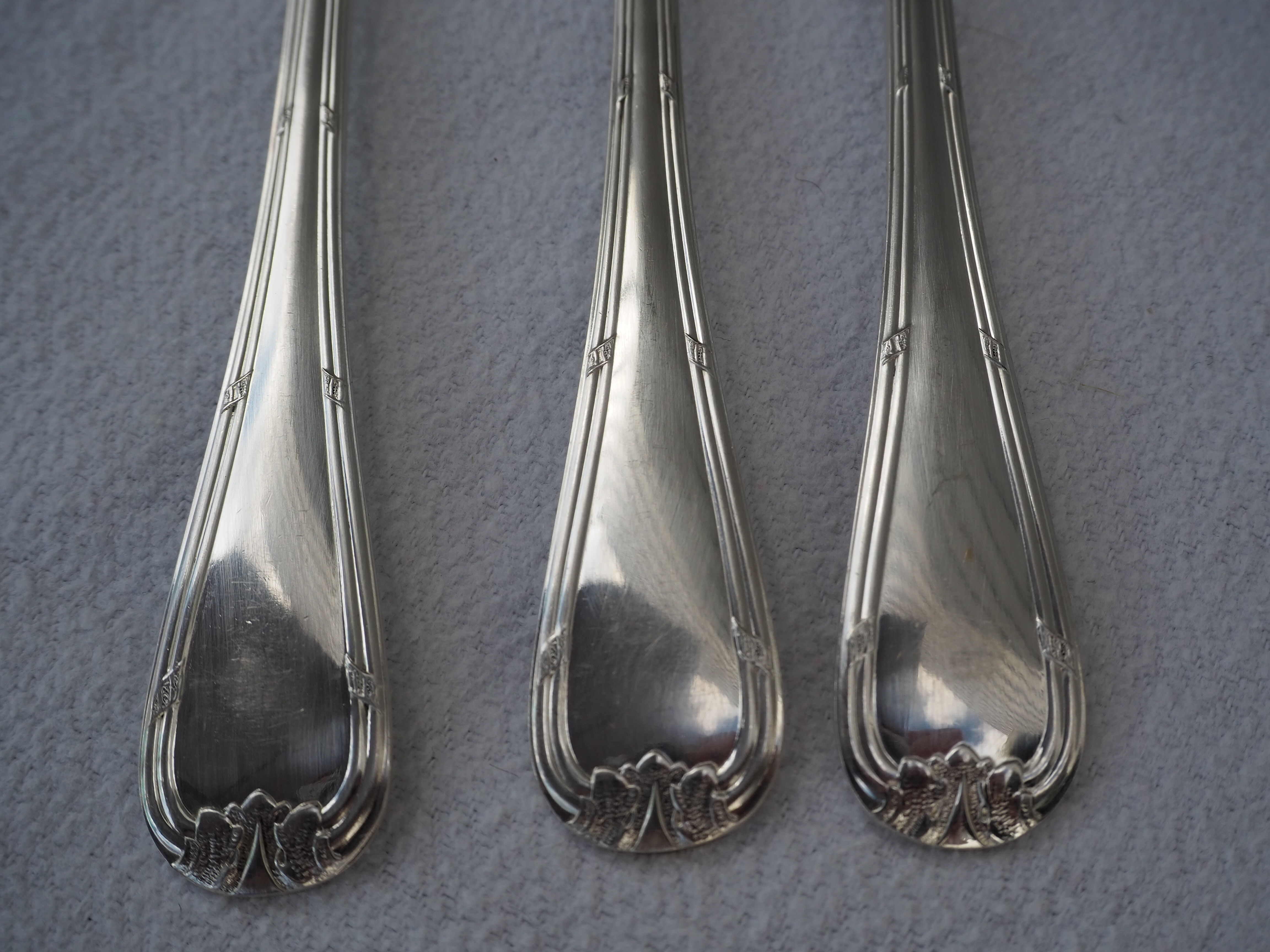Fish service and its 6 silver-plated cutlery, crossed ribbon model