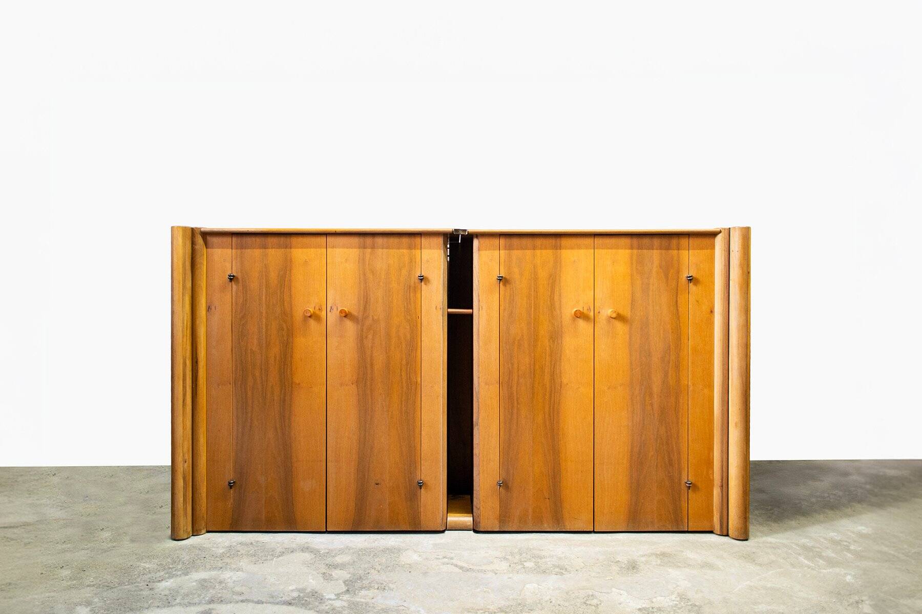 Credenza a quattro ante orizzontale Scuderia in noce di Carlo Scarpa per Bernini Italia, 1977