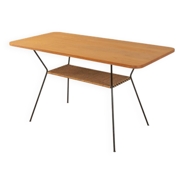 Table basse des années 1950 avec étagère en raphia