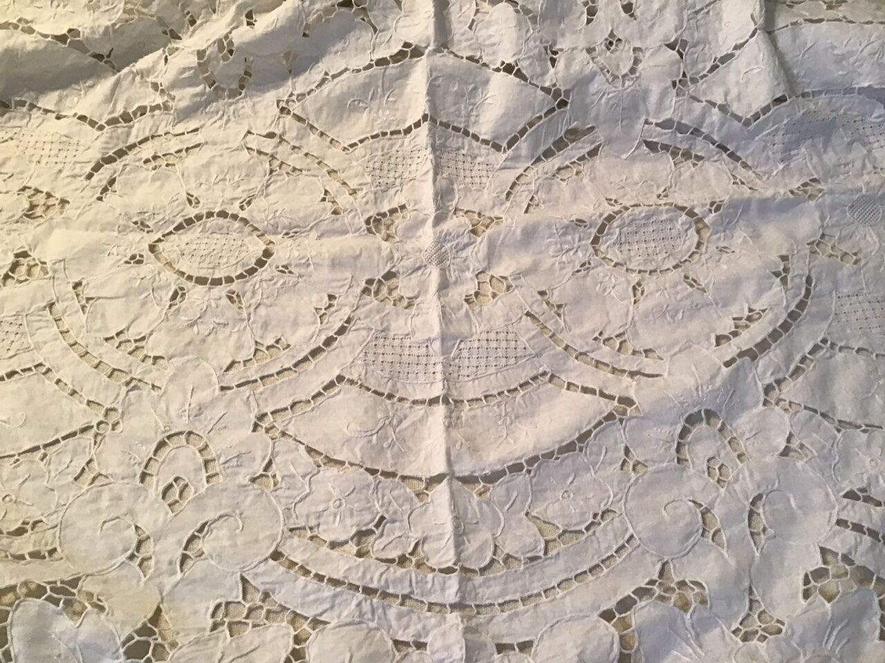 Embroidered tablecloth 1m60x2m60