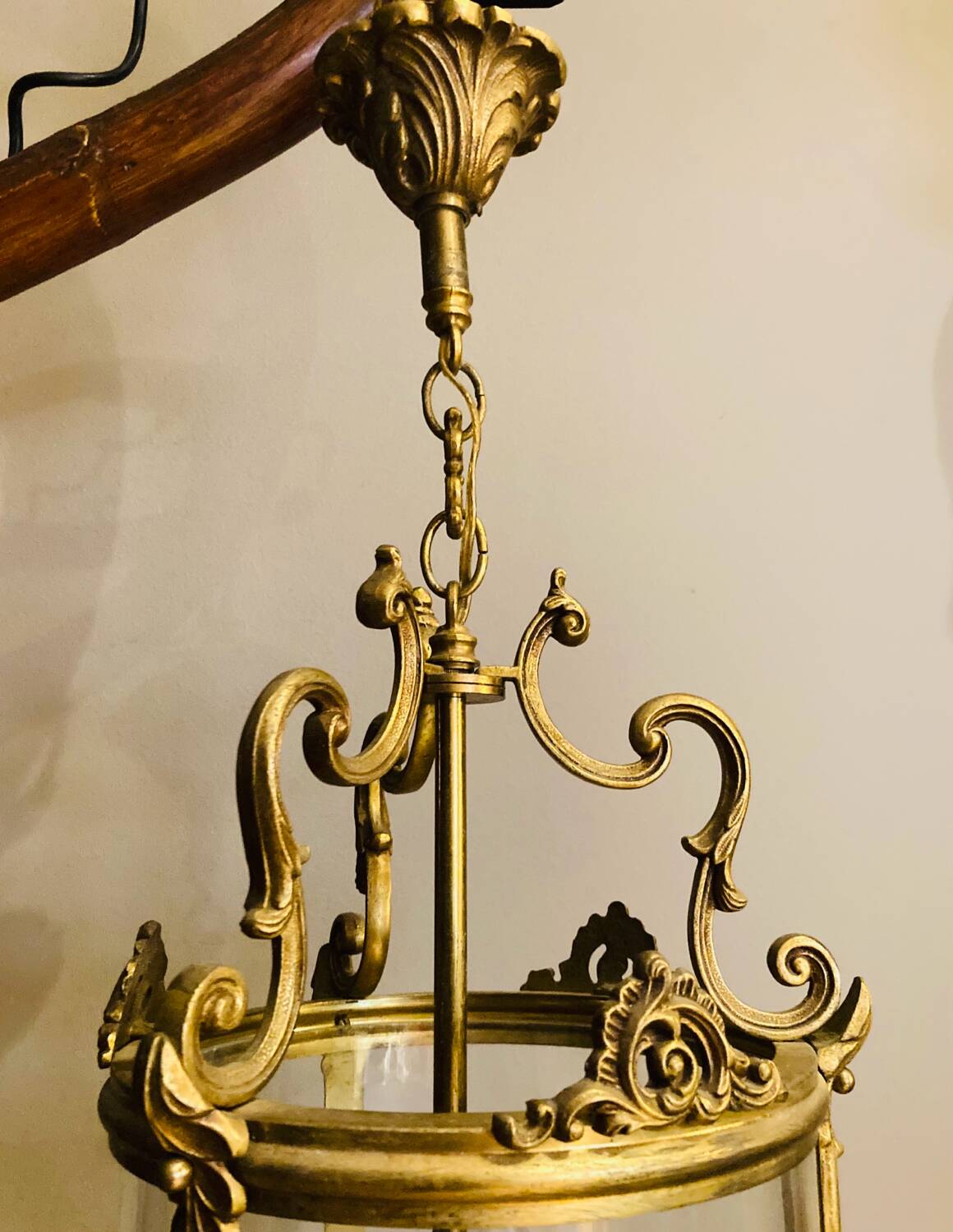Large round St Louis XV corridor lantern from the mid-20th century in gilded bronze