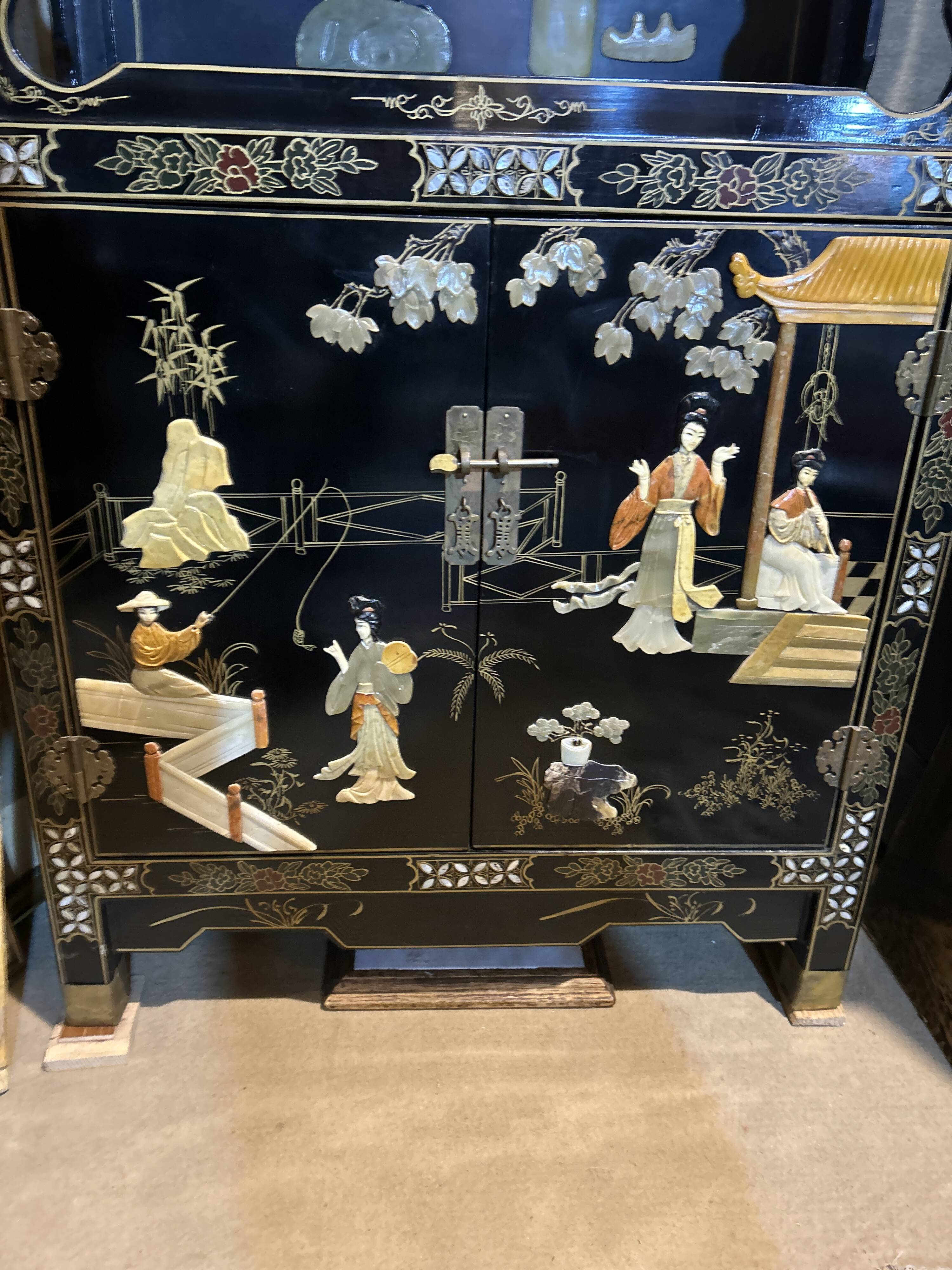 Petit meuble d'appui chinois en laque et "pierres dures"
