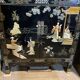 Petit meuble d'appui chinois en laque et "pierres dures"