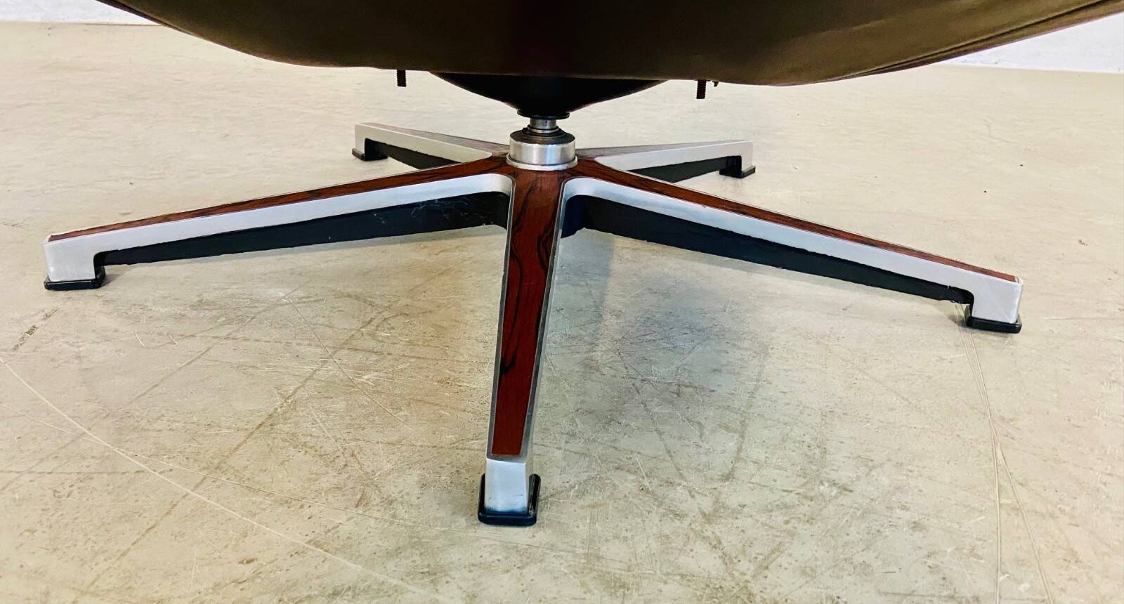 Chaise œuf pivotante en cuir danoise vintage des années 1970 par Bramin