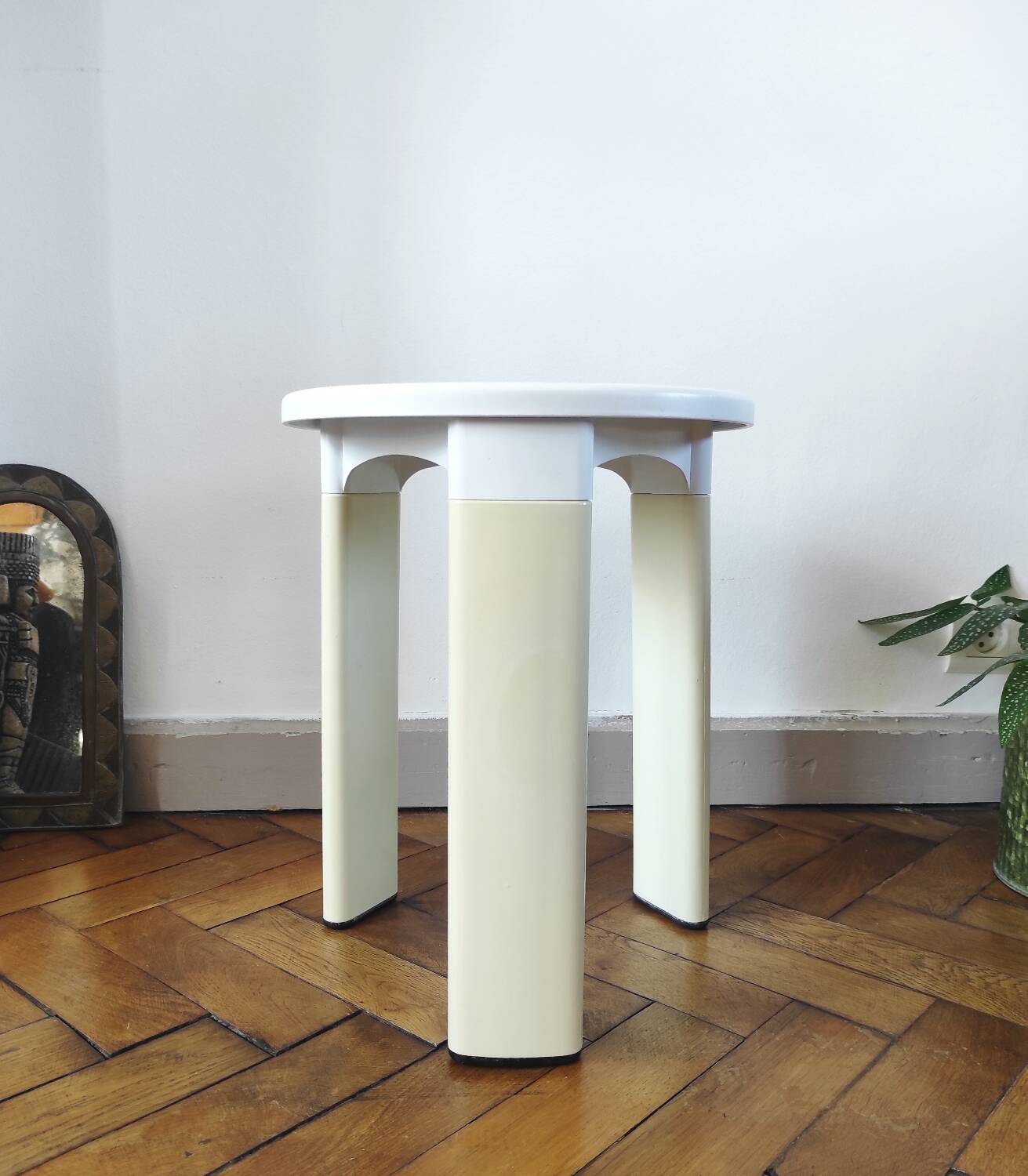 Vintage Space Age tripod stool in white plastic – Tatay, 1970s