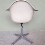 Swivel and adjustable office chair by Charles and Ray Eames, ed. Herman Miller