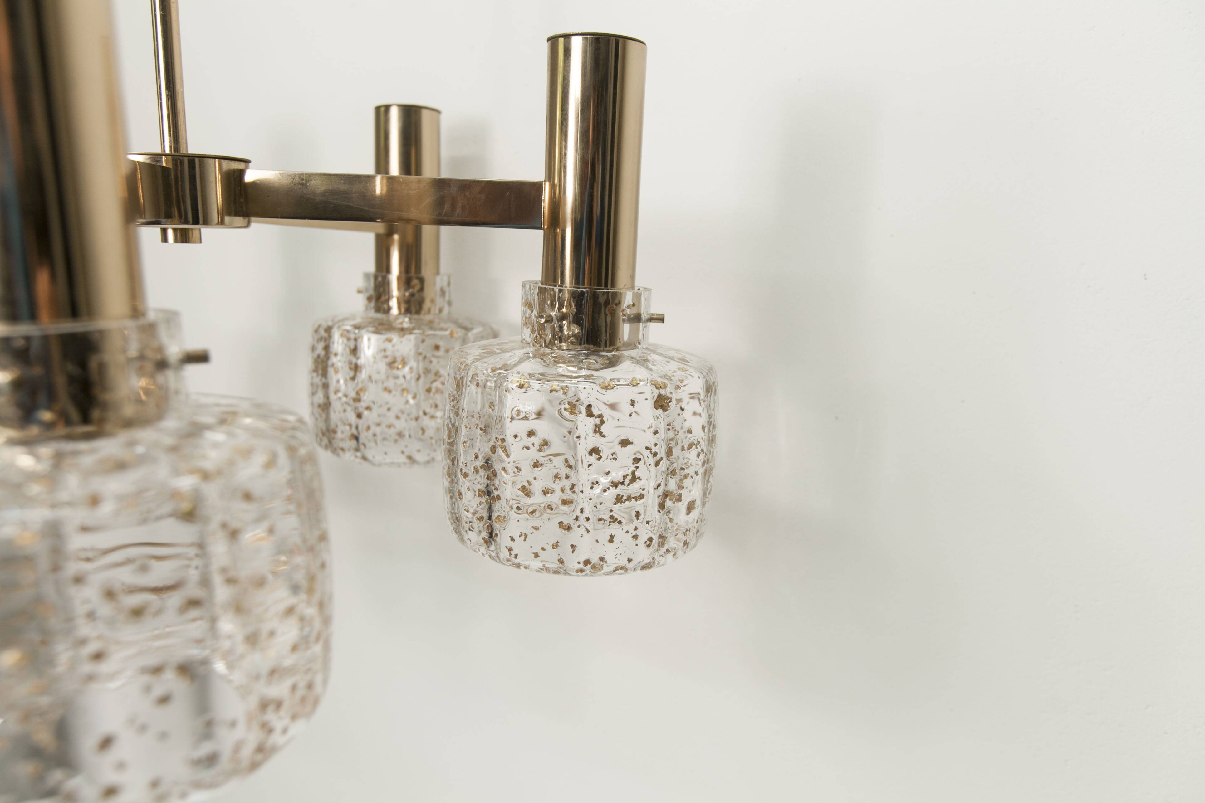 Lustre 5 branches doré et verre soufflé à paillettes dorées 1960