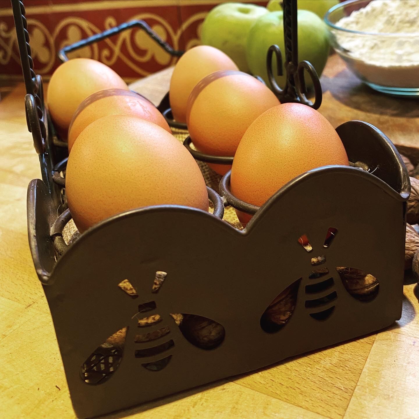 Metal egg basket