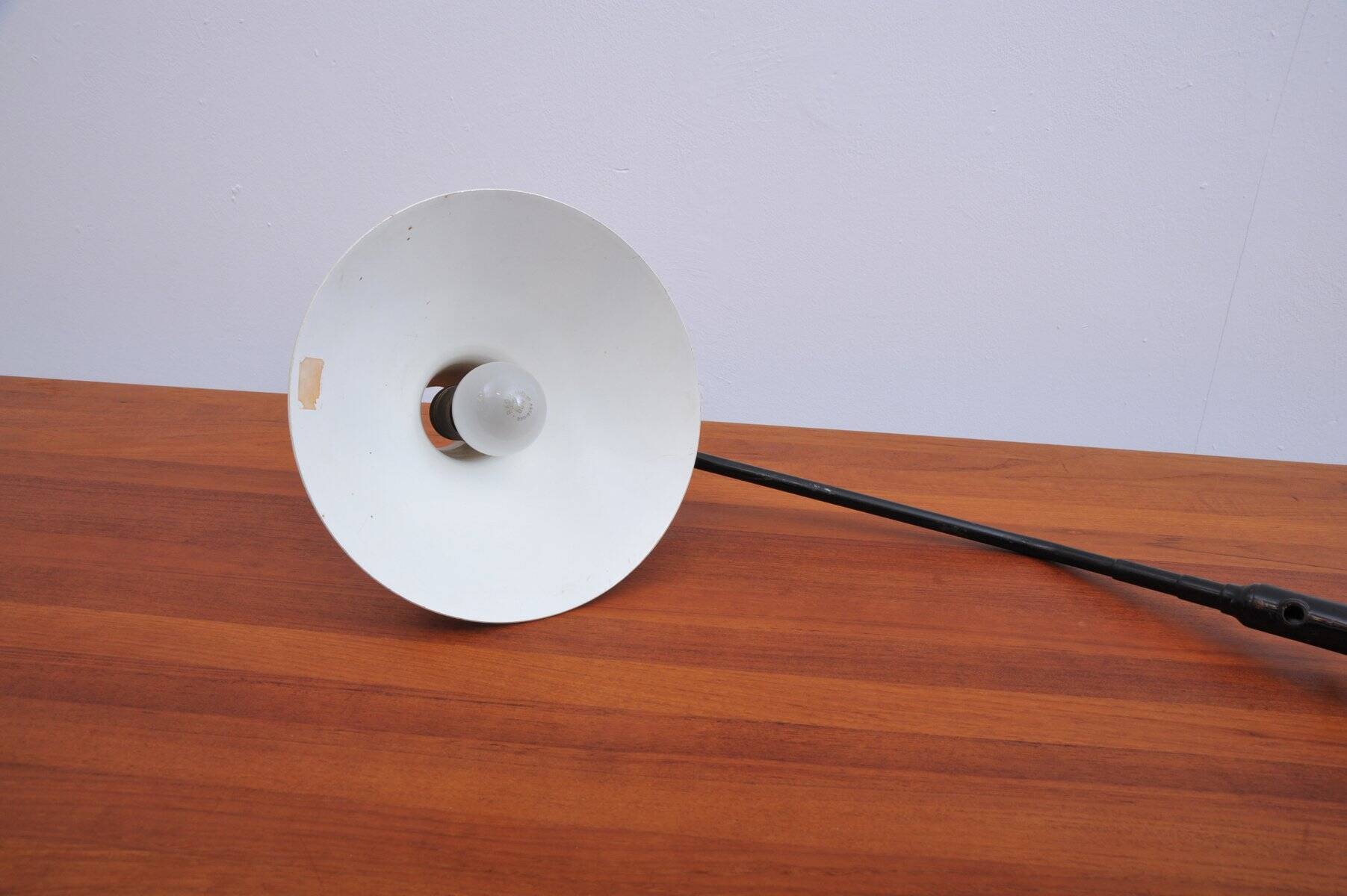 Lampe à pince avec bras noir et abat-jour en craquelé beige, années 1950.