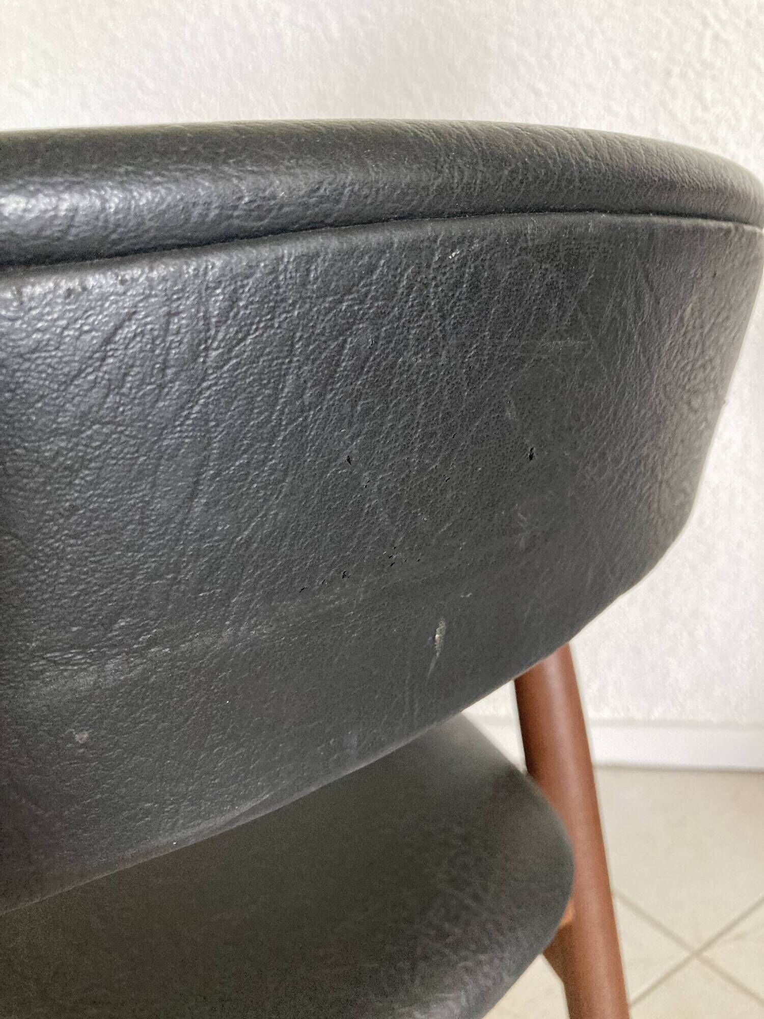 Fauteuil vintage modèle 213 en teck et simili cuir par Th. Harlev pour Farstrup Møbler