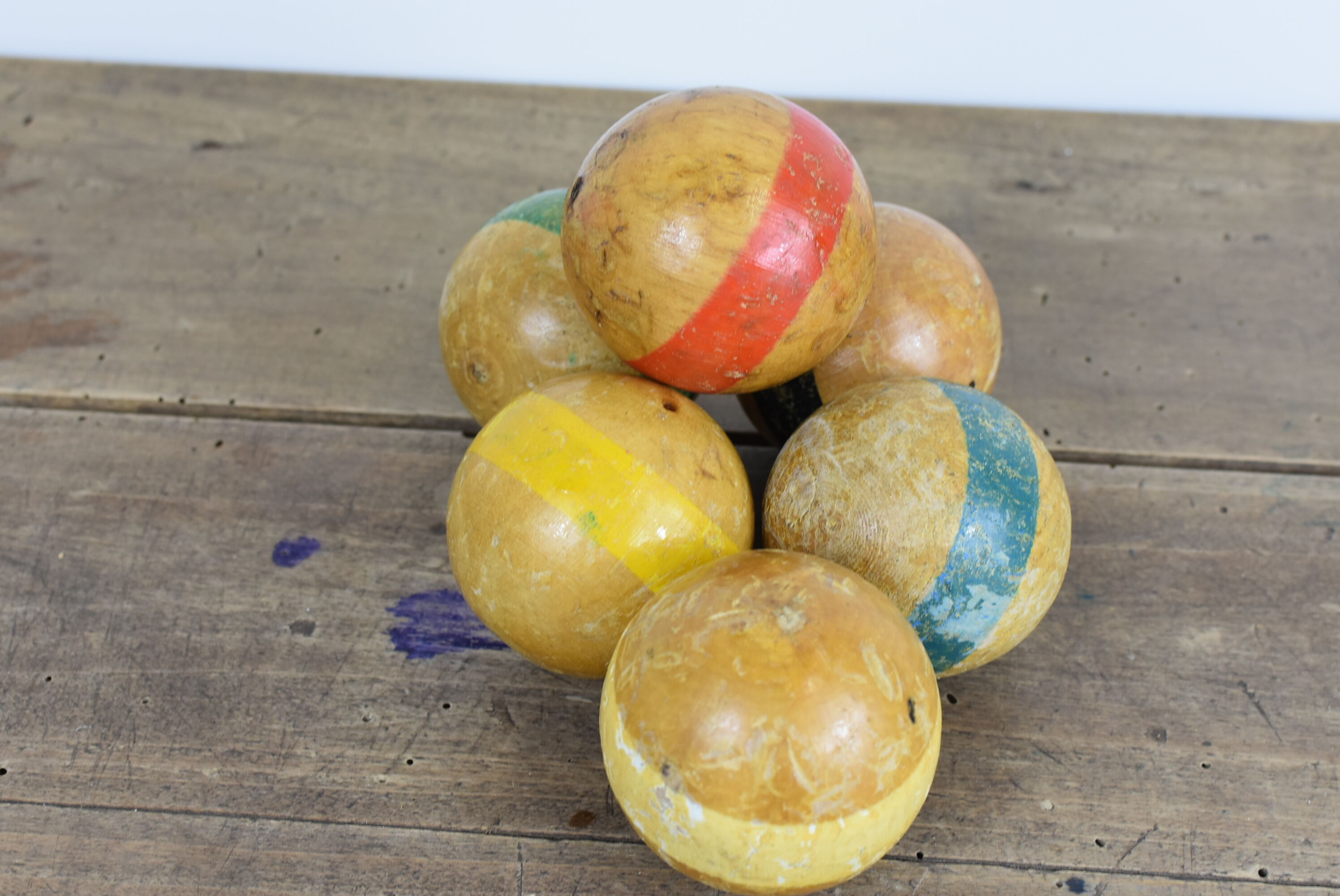 Set of 6 wooden balls.