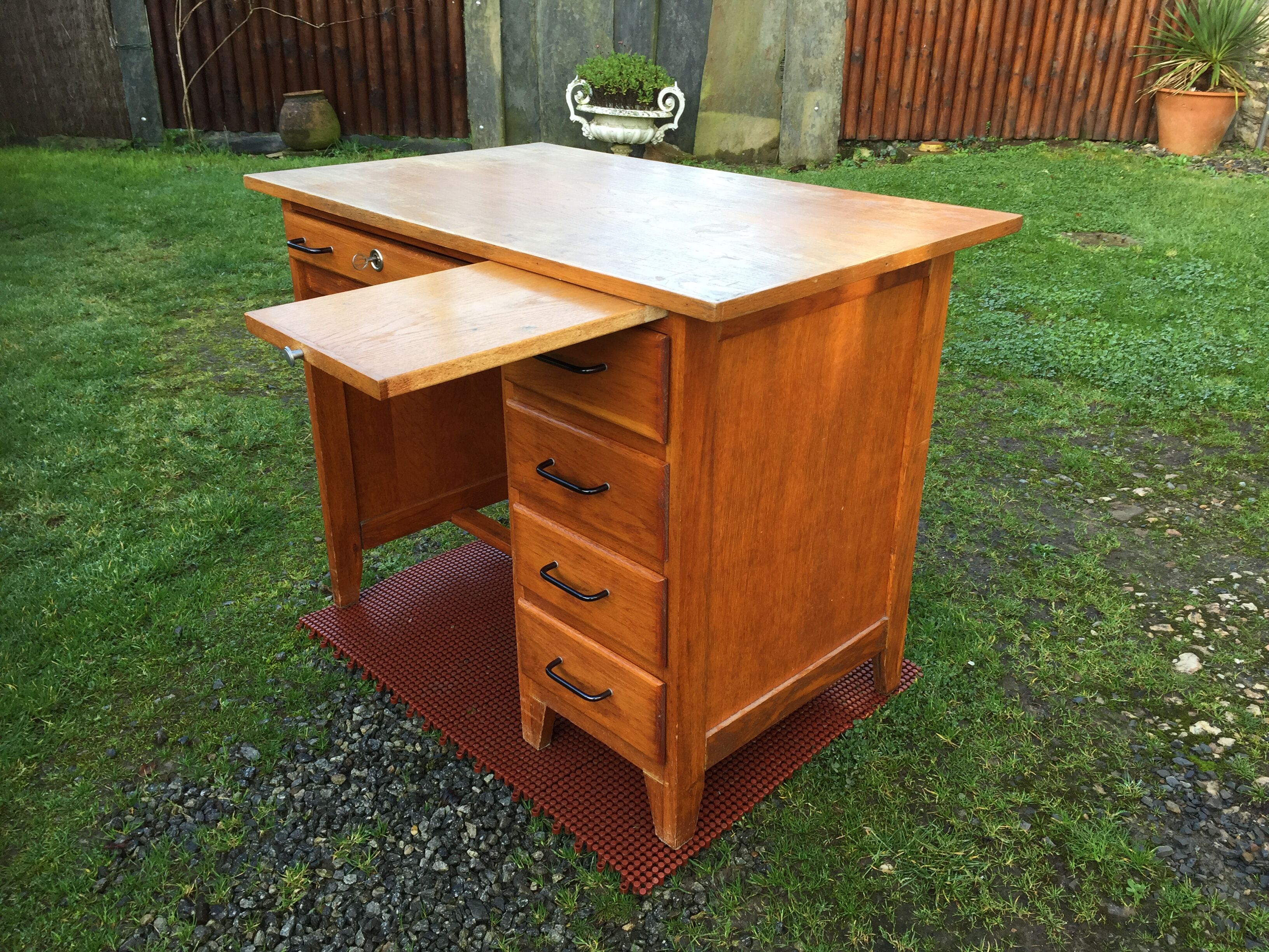 Vintage oak desk with 5 drawers and 1 pull.