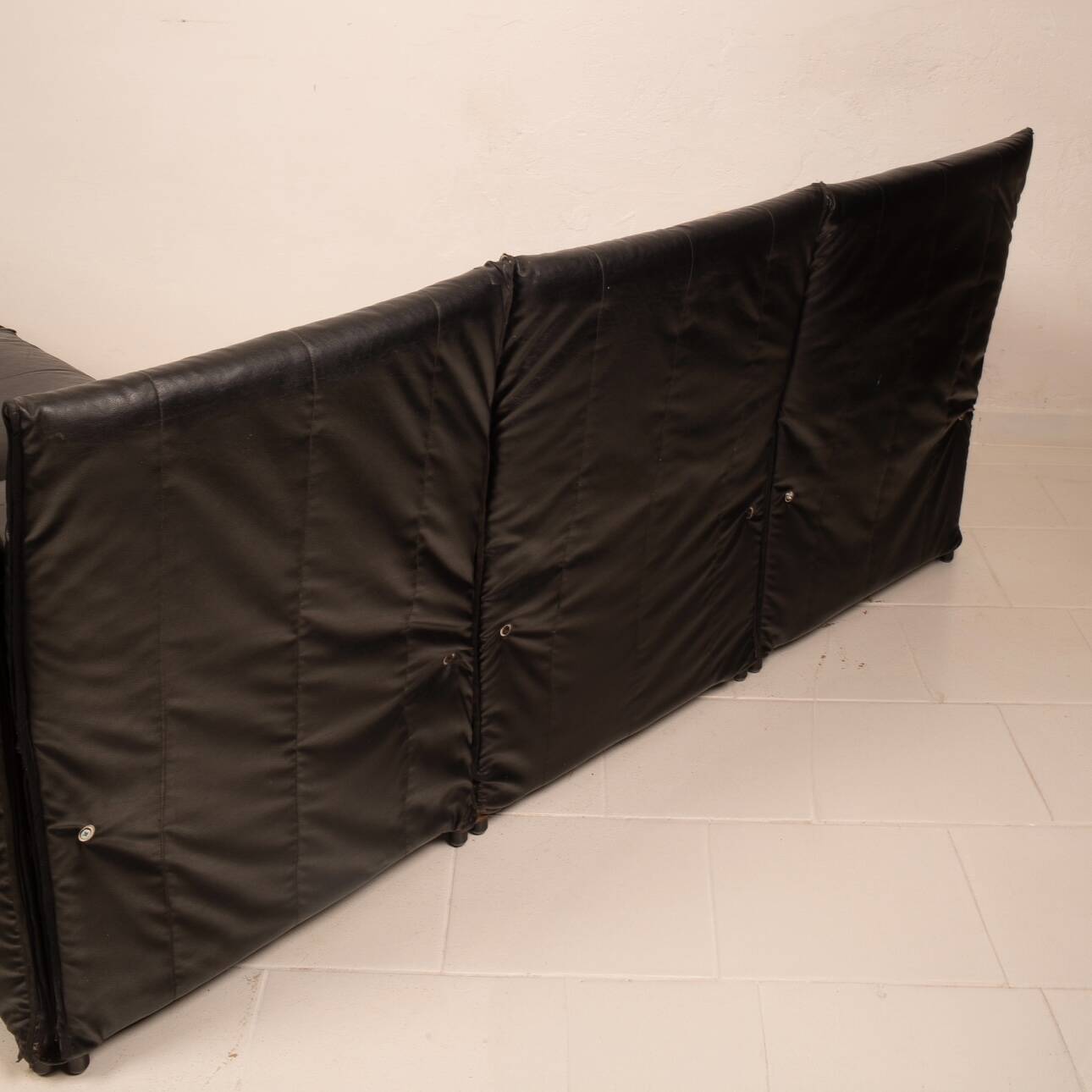 Divano "Minni" di A. Mazzoni D. Stelle e G. Gualtierotti per Giovannetti