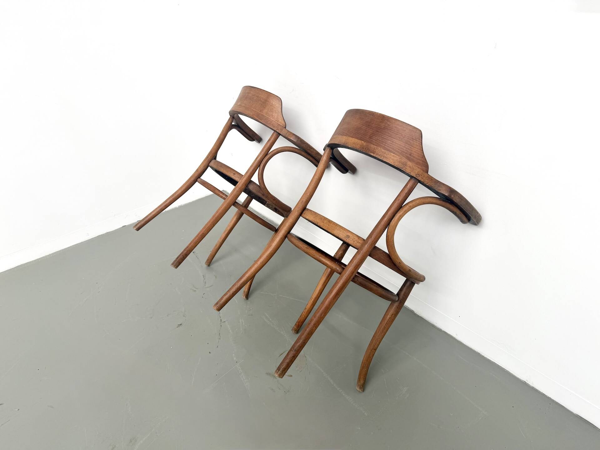 Paire de Fauteuils de Bureau Thonet – Hêtre Courbé & Assises Pyrogravées