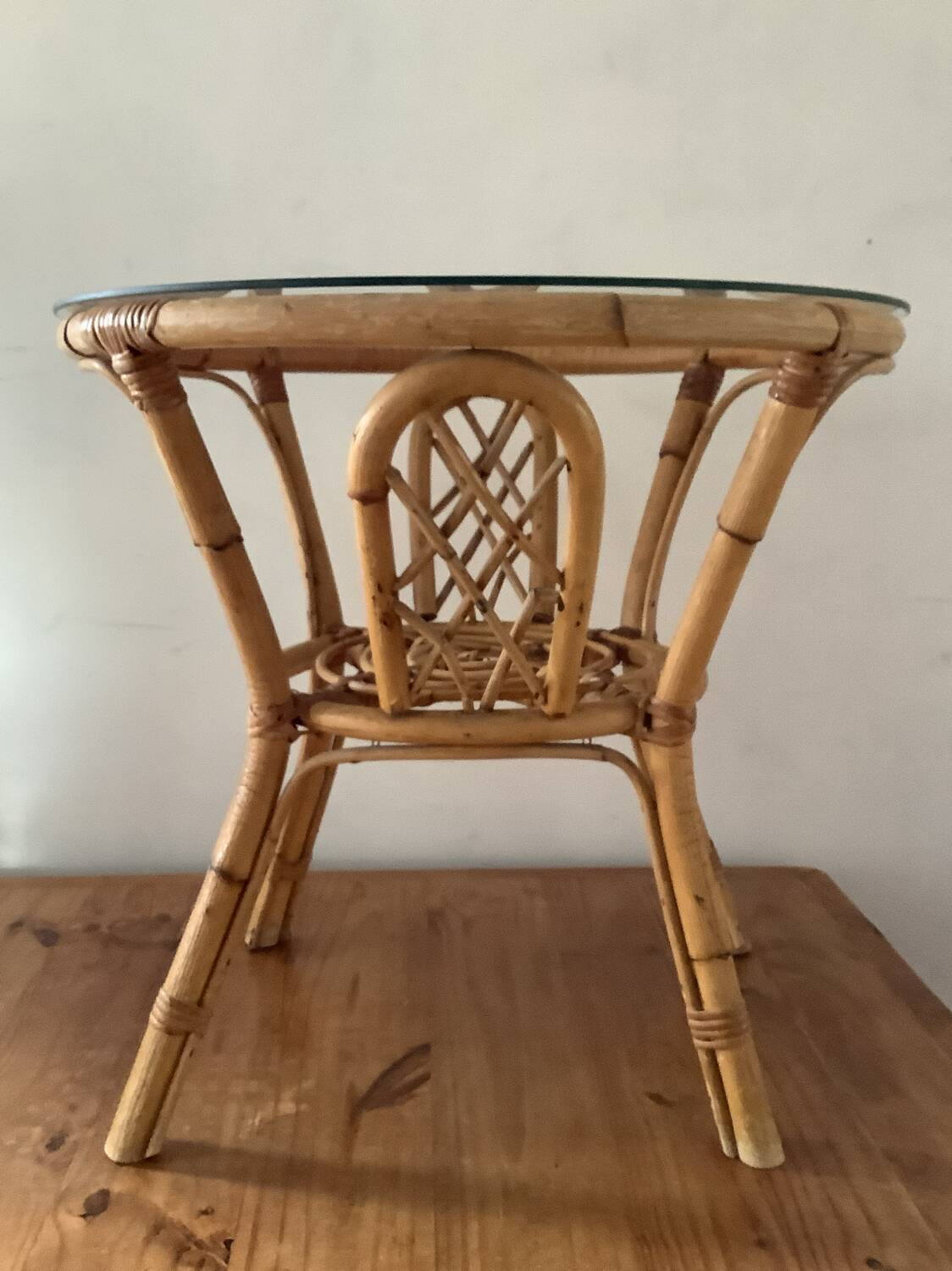 Table basse vintage en rotin et verre