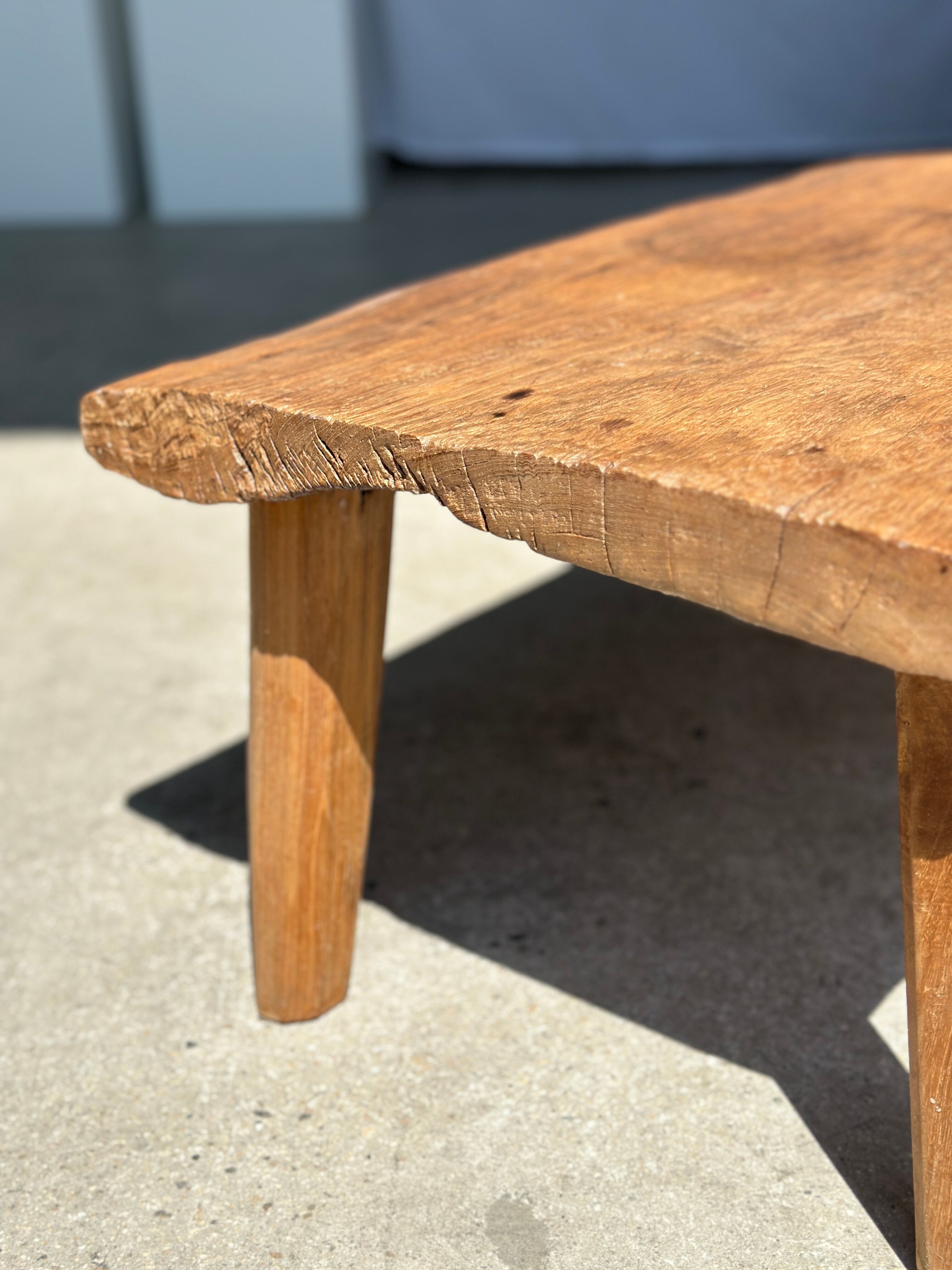 Coffee table in blond teak quadripod