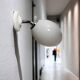 Applique murale vintage en opaline blanche