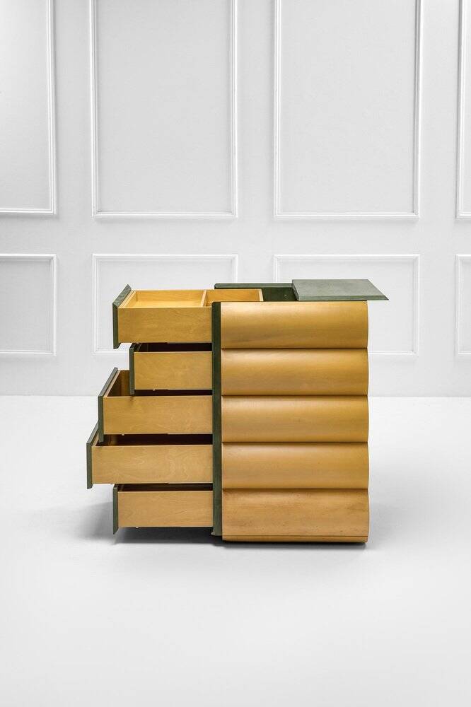 Cassettiera architettonica postmoderna in natural wood and wood tinto all'anilina, anni '80