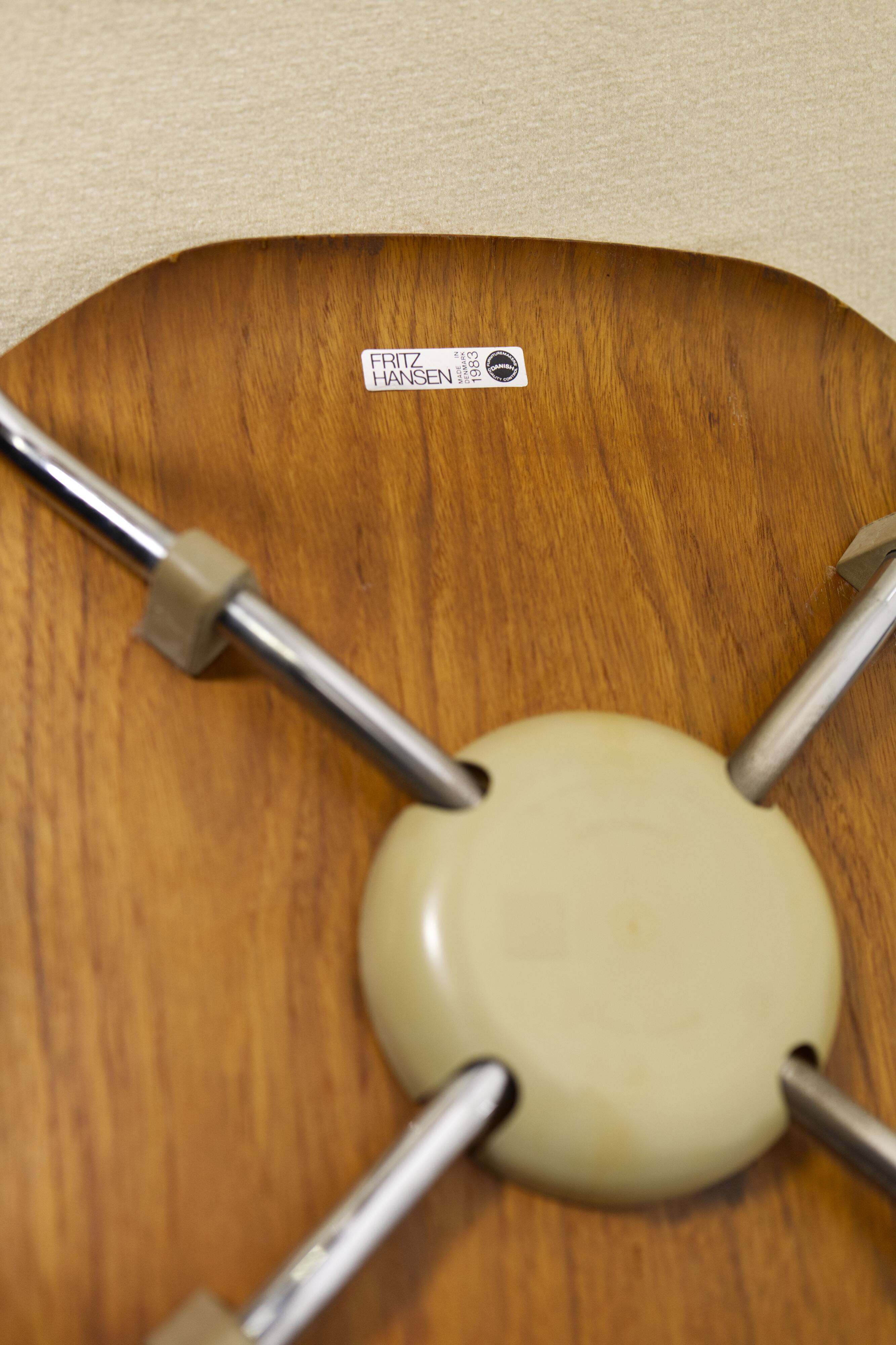 8 chaises T en teck, conçues par Arne Jacobsen pour Fritz Hansen, années 1980