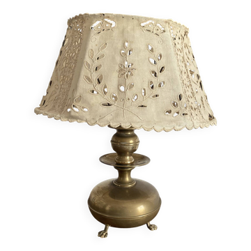 Lampe ancienne en laiton abat jour brodé ajouré