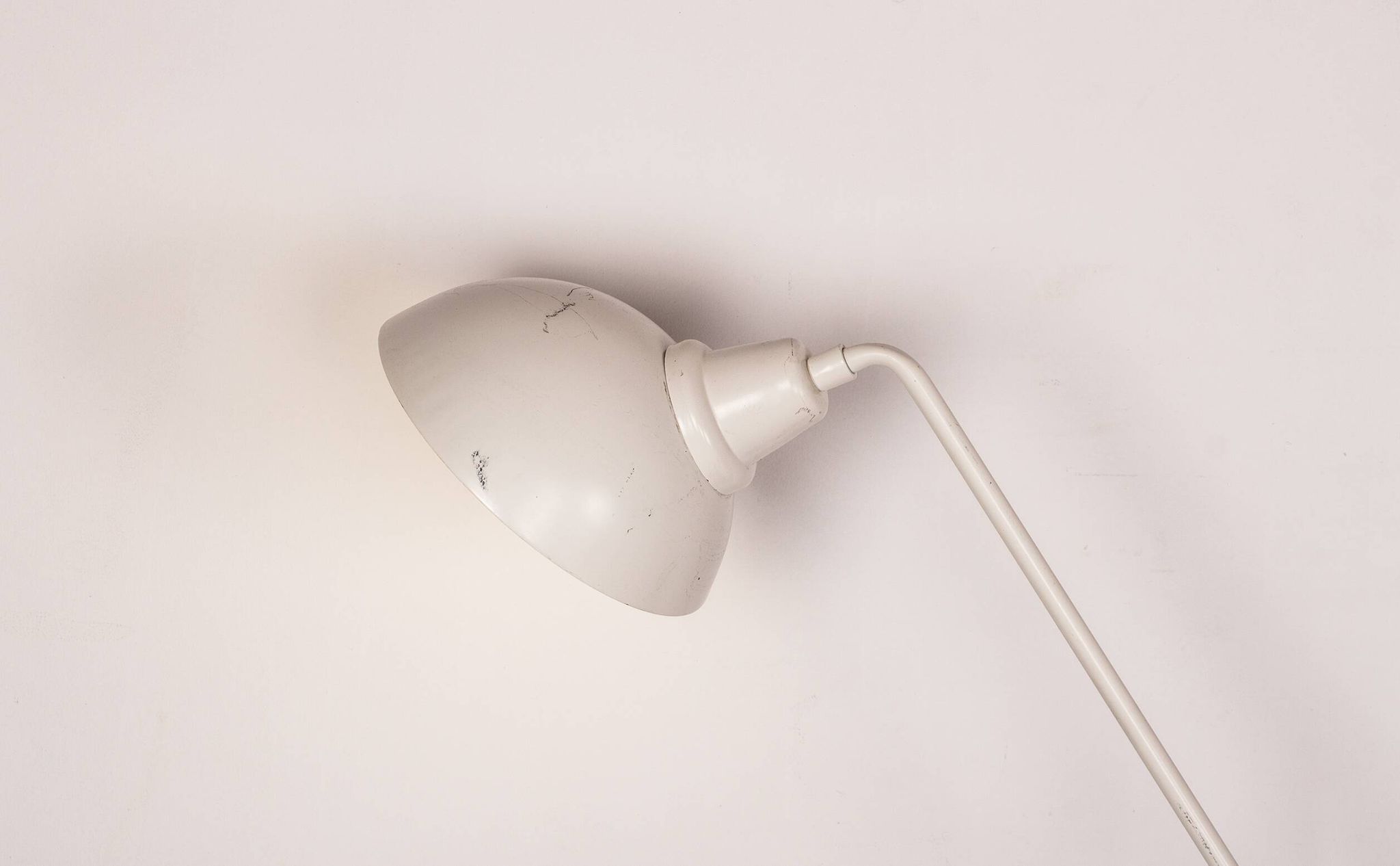 Lampe de bureau inclinable en métal blanc 1960.