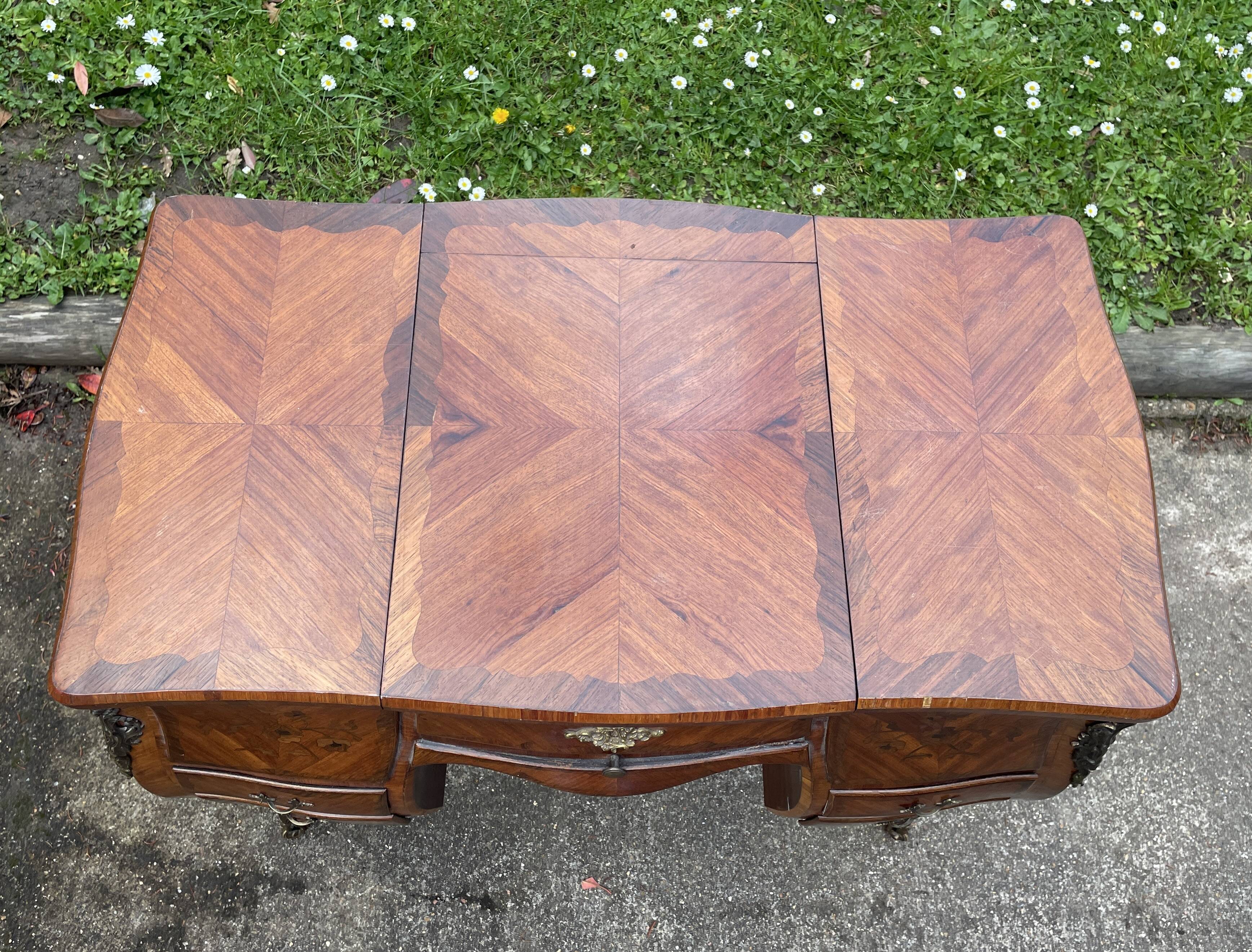 Beautiful marquetry dressing table with floral decoration, all curved (curved) faces in Louis XV style.