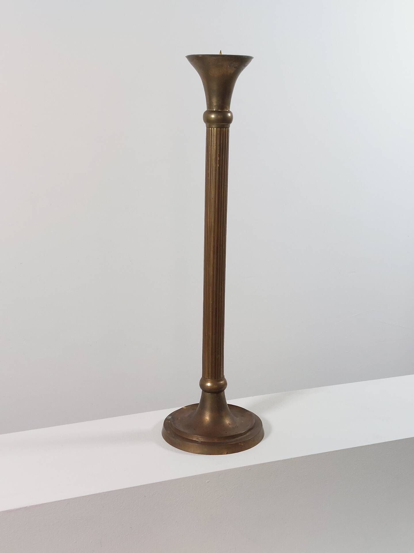 Bougeoir en laiton patiné antique décor colonne Empire