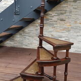 Escalier de bibliothèque en colimaçon anglais XXe en acajou à quatre marches