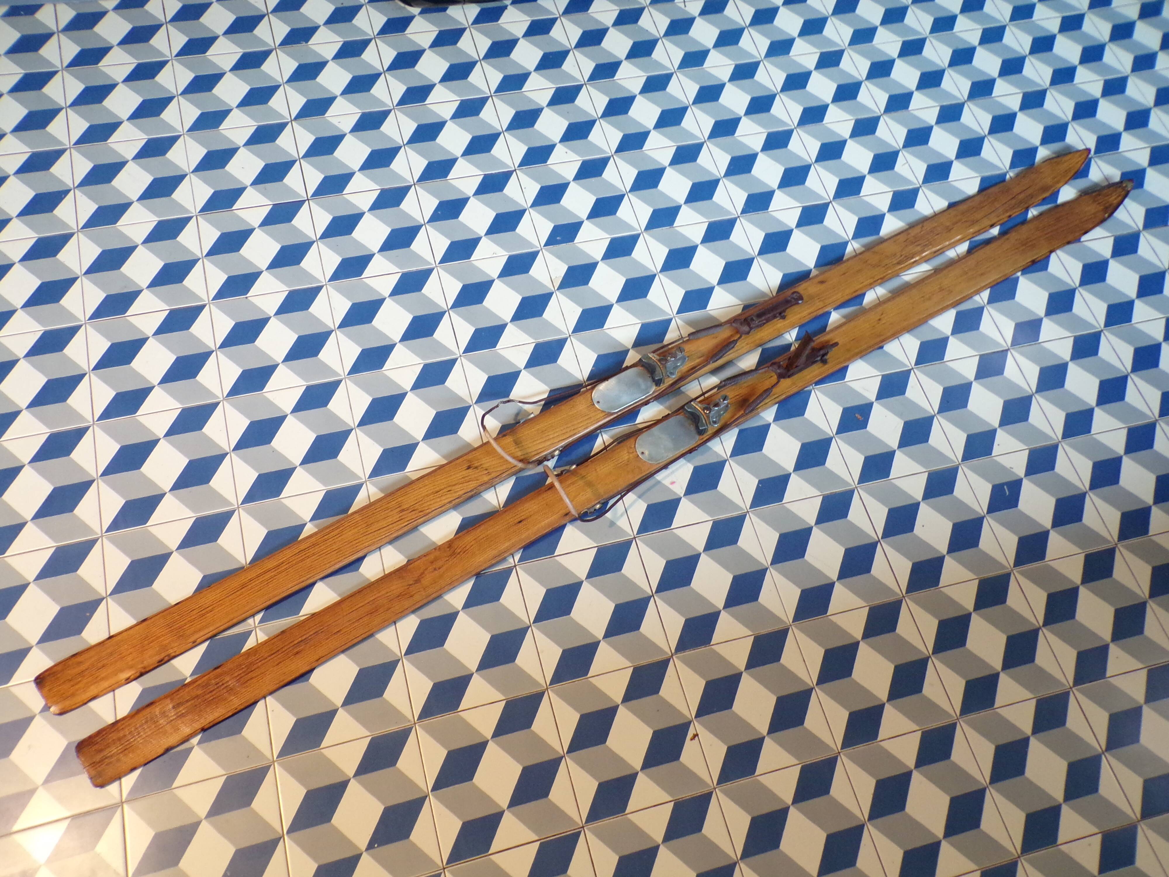 Pair of vintage wooden skis L=217cm