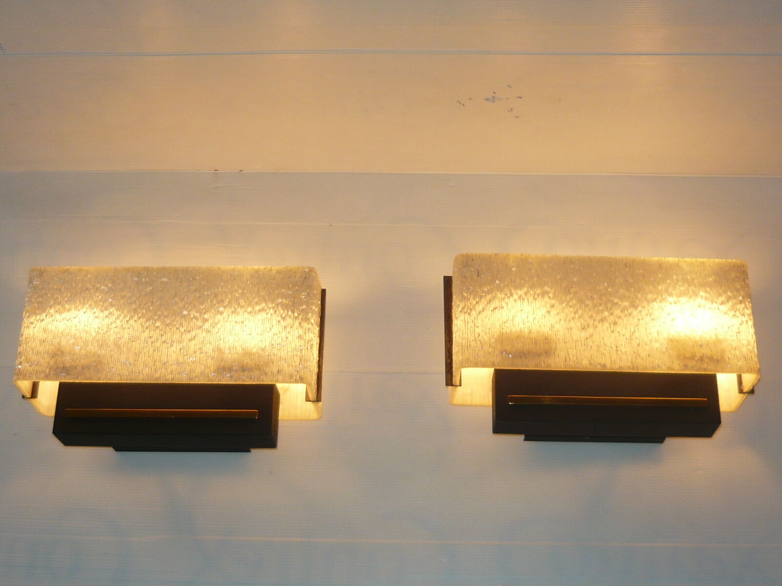 Paire d'appliques de la maison Arlus en perspex 1960