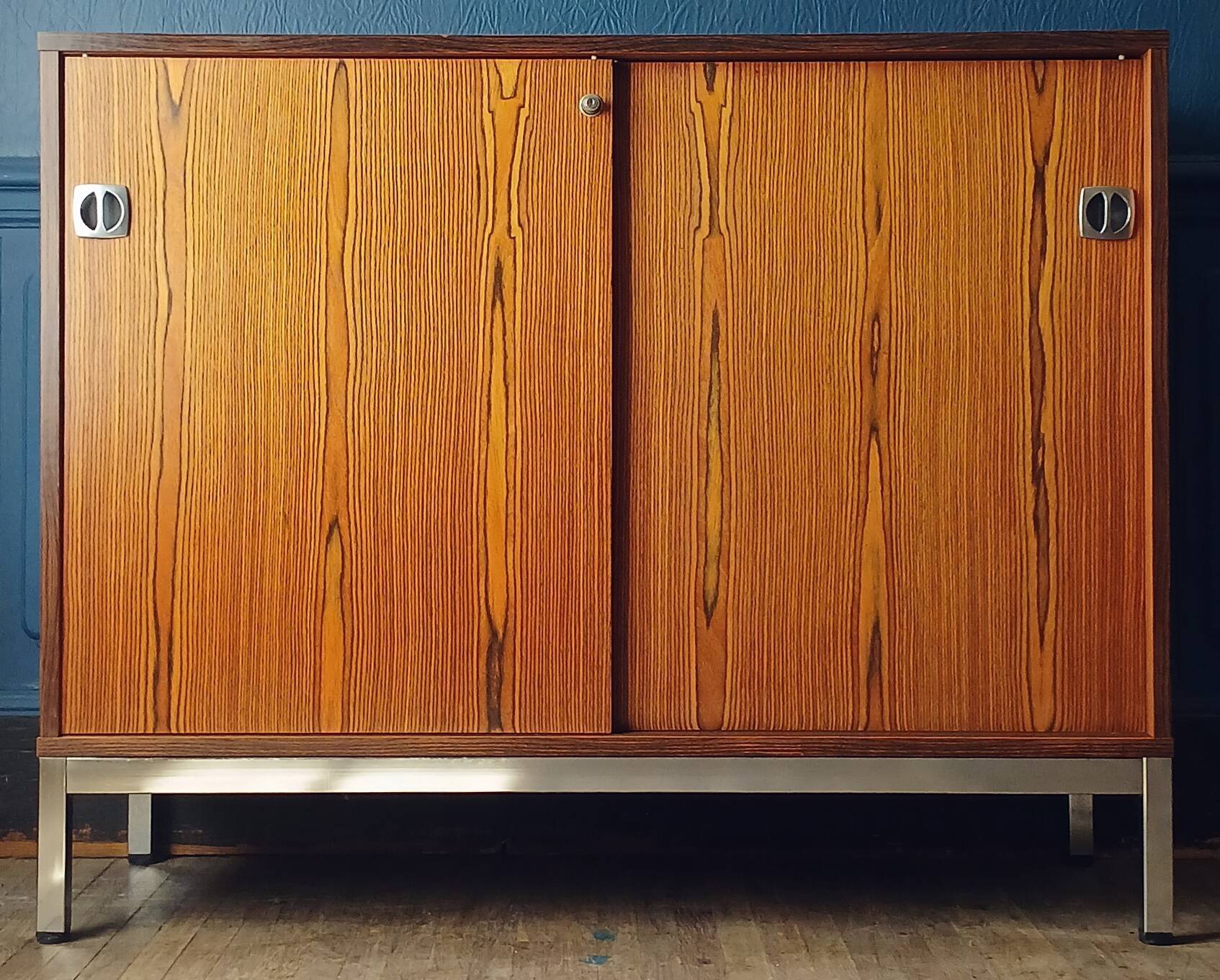 2-door sliding furniture in the style of F. Knoll, veneered teak.